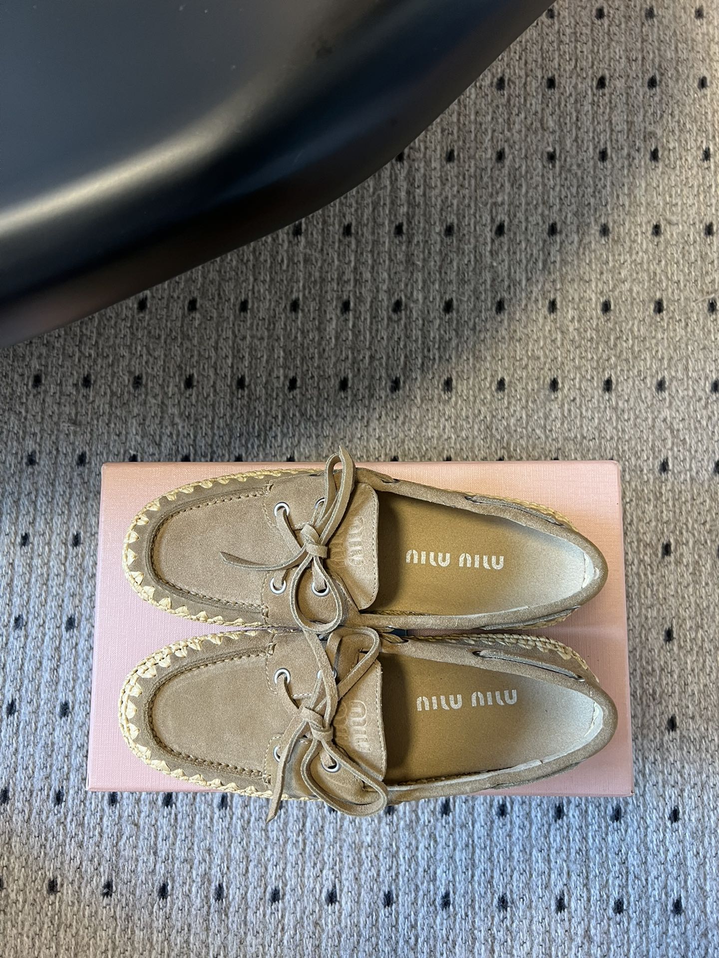 
Miu Miu* 25ss拉菲草编玛丽珍平底单鞋

代购级别 纯手工编织 搭配少女Miu标志 精致又摩