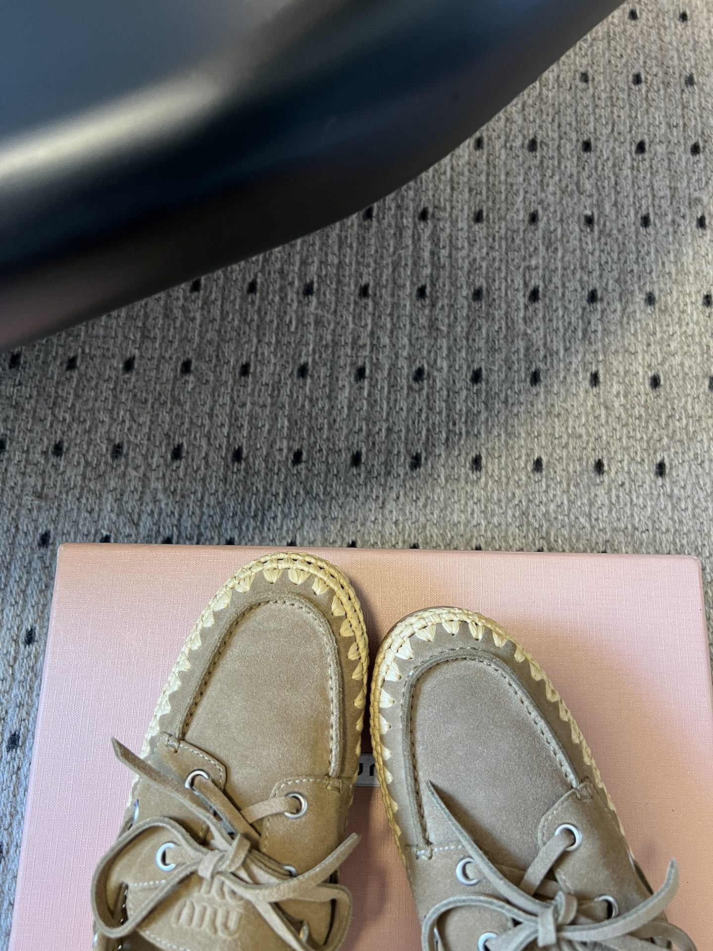 
Miu Miu* 25ss拉菲草编玛丽珍平底单鞋

代购级别 纯手工编织 搭配少女Miu标志 精致又摩