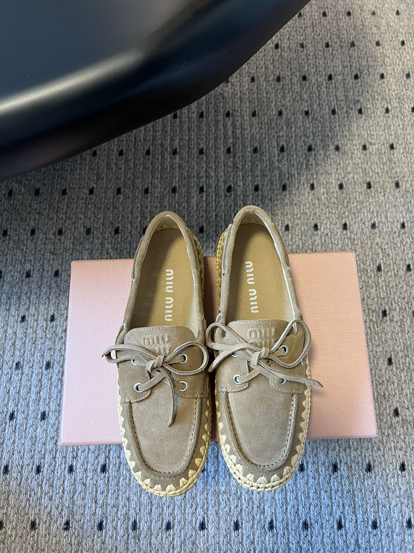 
Miu Miu* 25ss拉菲草编玛丽珍平底单鞋

代购级别 纯手工编织 搭配少女Miu标志 精致又摩