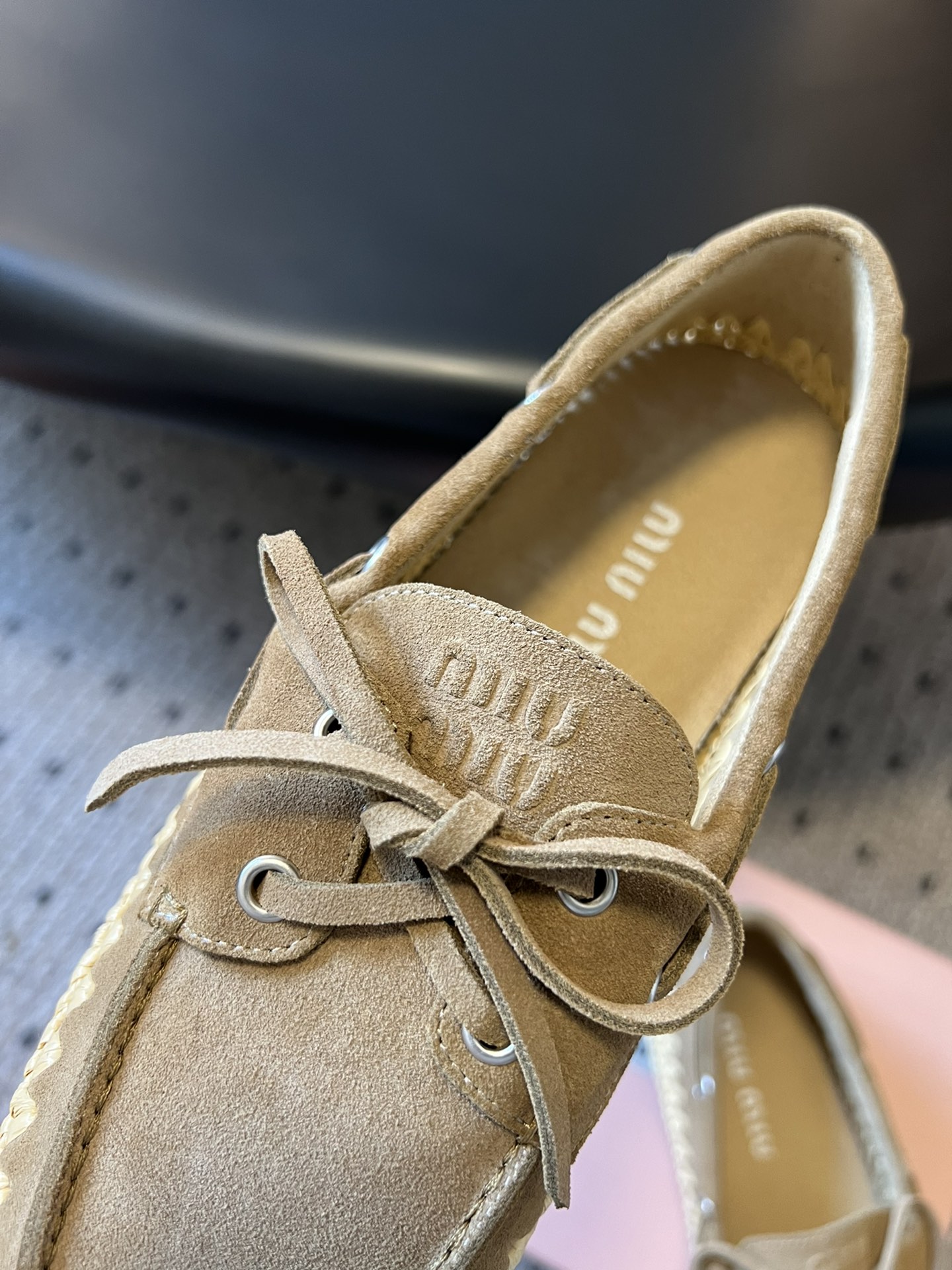 
Miu Miu* 25ss拉菲草编玛丽珍平底单鞋

代购级别 纯手工编织 搭配少女Miu标志 精致又摩