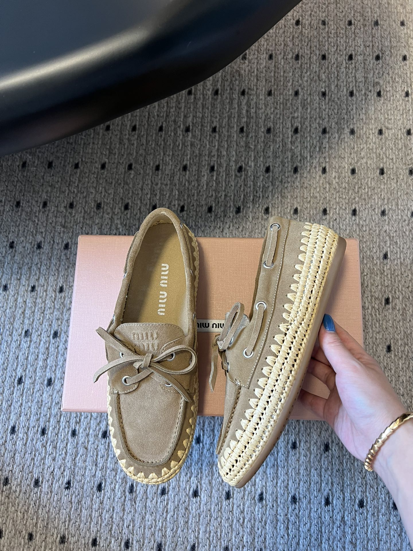 
Miu Miu* 25ss拉菲草编玛丽珍平底单鞋

代购级别 纯手工编织 搭配少女Miu标志 精致又摩