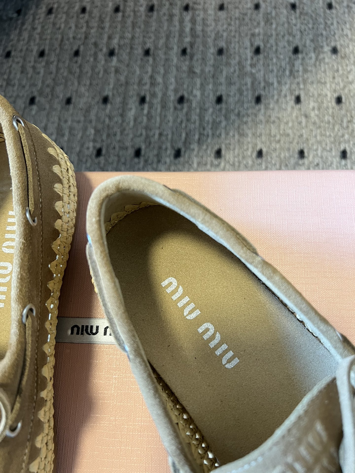 
Miu Miu* 25ss拉菲草编玛丽珍平底单鞋

代购级别 纯手工编织 搭配少女Miu标志 精致又摩