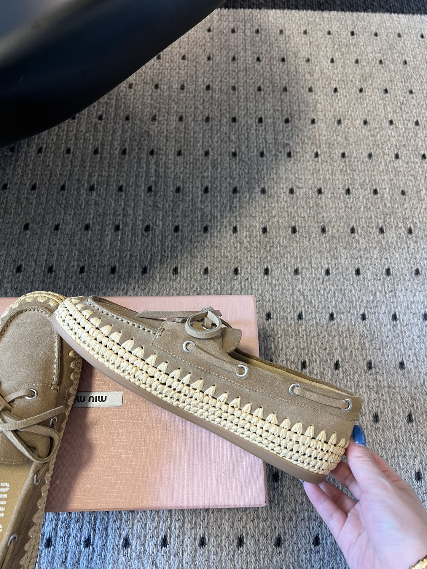 
Miu Miu* 25ss拉菲草编玛丽珍平底单鞋

代购级别 纯手工编织 搭配少女Miu标志 精致又摩