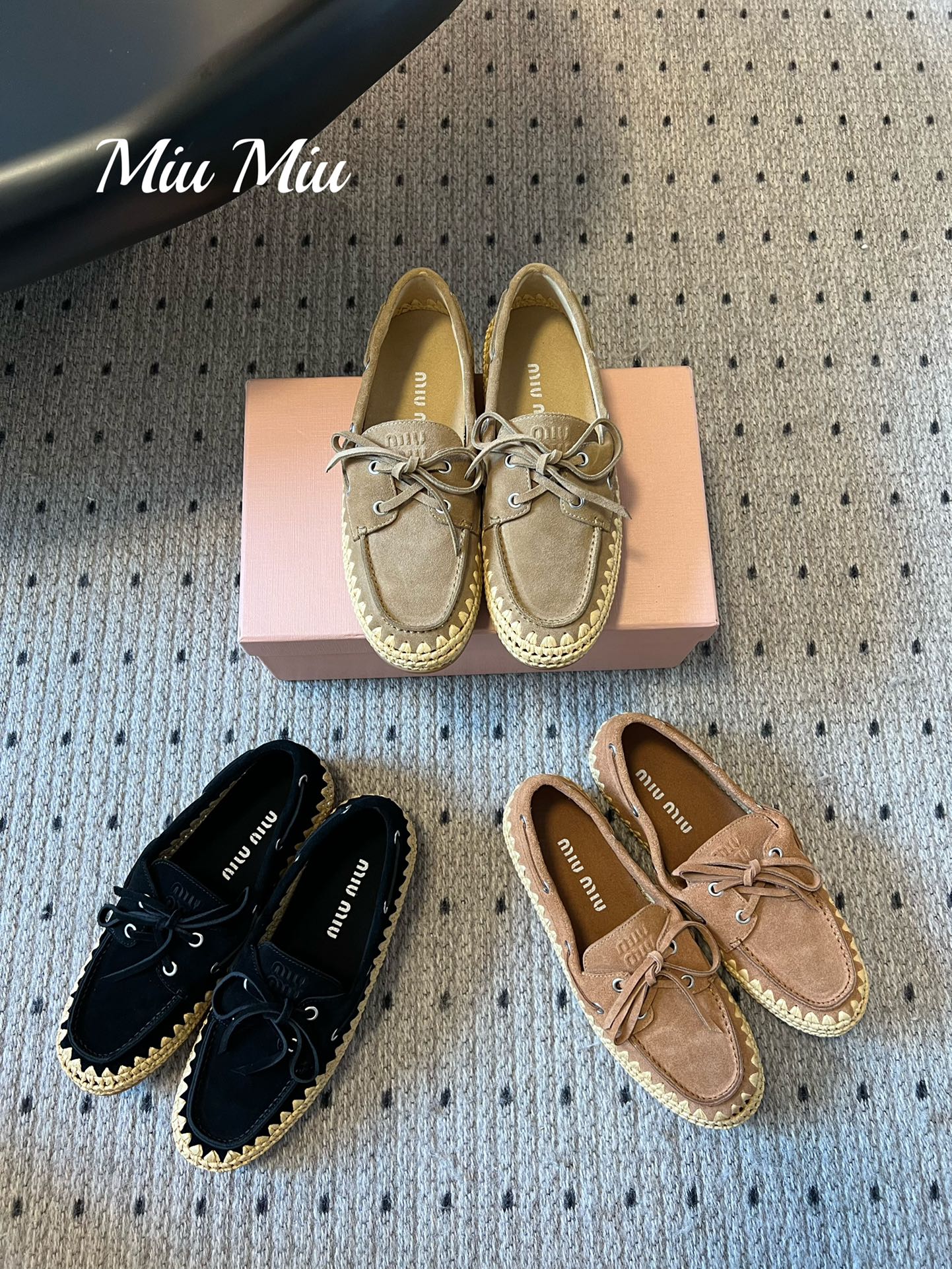 Las últimas novedades de Miu Miu en zapatos planos de rafia
