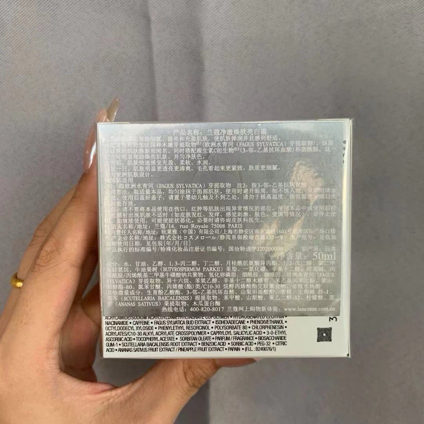 特价：39💰
➭新版兰蔻极光面霜50ml🔜实拍📷现货
兰蔻美白极光面霜50ml 这是油皮、混油皮用的面霜，非常非常清爽，也足够！滋润油皮混油皮，非常好吸收，主打功效：美白+补水，使用后真的会明显感受到提亮肤色，很有健康的光泽，而且补水不油腻，能有效平衡水油，即使是干燥的冬天也不会有缺水的感觉。兰蔻极光5号霜！