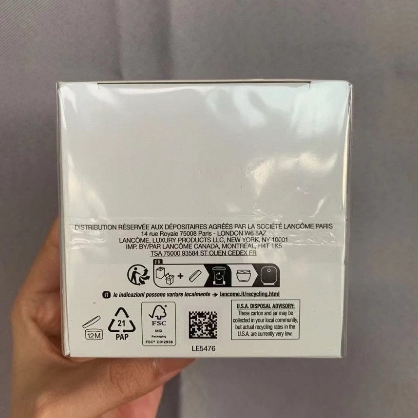 特价：39💰
➭新版兰蔻极光面霜50ml🔜实拍📷现货
兰蔻美白极光面霜50ml 这是油皮、混油皮用的面霜，非常非常清爽，也足够！滋润油皮混油皮，非常好吸收，主打功效：美白+补水，使用后真的会明显感受到提亮肤色，很有健康的光泽，而且补水不油腻，能有效平衡水油，即使是干燥的冬天也不会有缺水的感觉。兰蔻极光5号霜！