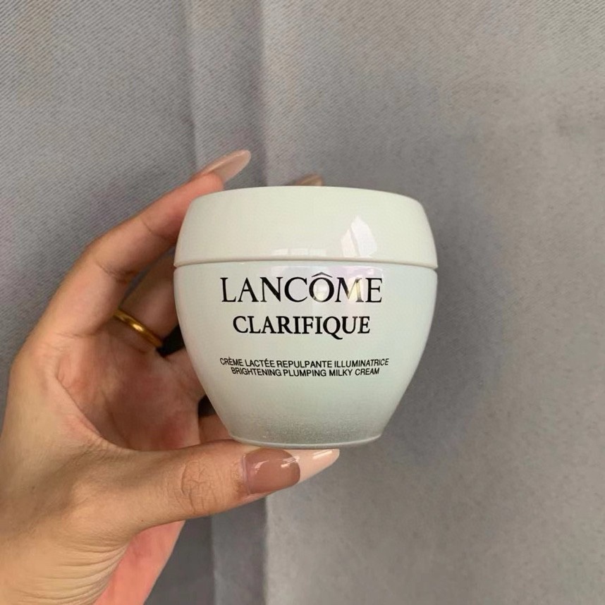 特价：39💰
➭新版兰蔻极光面霜50ml🔜实拍📷现货
兰蔻美白极光面霜50ml 这是油皮、混油皮用的面霜，非常非常清爽，也足够！滋润油皮混油皮，非常好吸收，主打功效：美白+补水，使用后真的会明显感受到提亮肤色，很有健康的光泽，而且补水不油腻，能有效平衡水油，即使是干燥的冬天也不会有缺水的感觉。兰蔻极光5号霜！