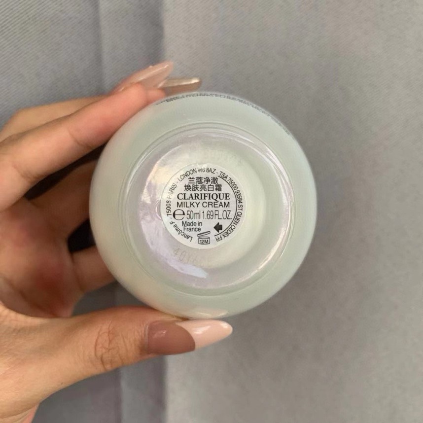 特价：39💰
➭新版兰蔻极光面霜50ml🔜实拍📷现货
兰蔻美白极光面霜50ml 这是油皮、混油皮用的面霜，非常非常清爽，也足够！滋润油皮混油皮，非常好吸收，主打功效：美白+补水，使用后真的会明显感受到提亮肤色，很有健康的光泽，而且补水不油腻，能有效平衡水油，即使是干燥的冬天也不会有缺水的感觉。兰蔻极光5号霜！