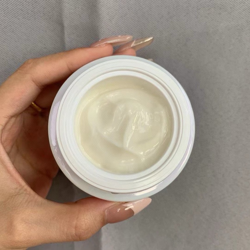 特价：39💰
➭新版兰蔻极光面霜50ml🔜实拍📷现货
兰蔻美白极光面霜50ml 这是油皮、混油皮用的面霜，非常非常清爽，也足够！滋润油皮混油皮，非常好吸收，主打功效：美白+补水，使用后真的会明显感受到提亮肤色，很有健康的光泽，而且补水不油腻，能有效平衡水油，即使是干燥的冬天也不会有缺水的感觉。兰蔻极光5号霜！