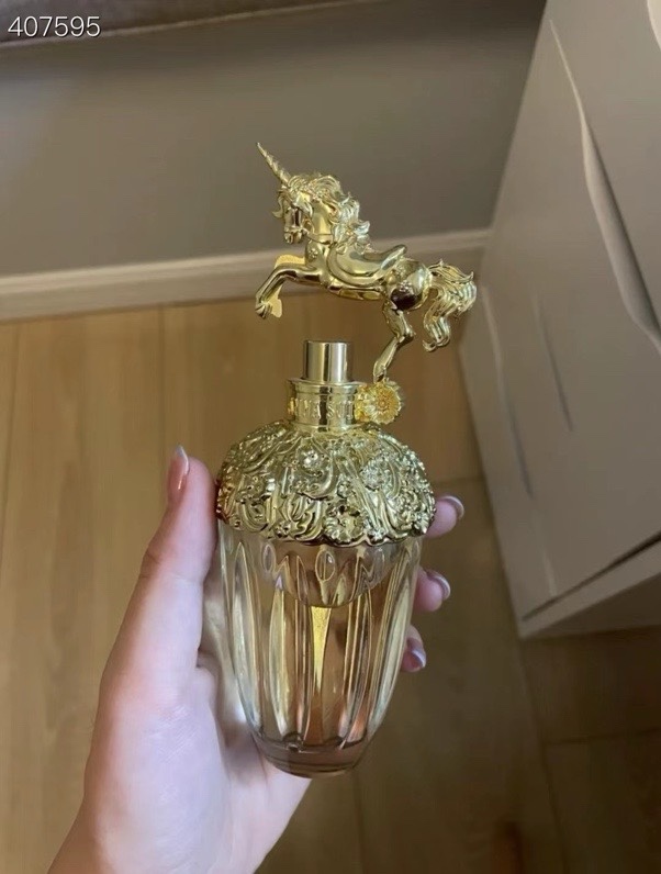 特价：35💰
备注：独角兽香水
看起来非常奢华的一瓶香水
香水界的颜值天花板
光是放在梳妆台都觉得特别美好
非常适合约会碰到一只
完全展示了少女所有的美好和浪漫
