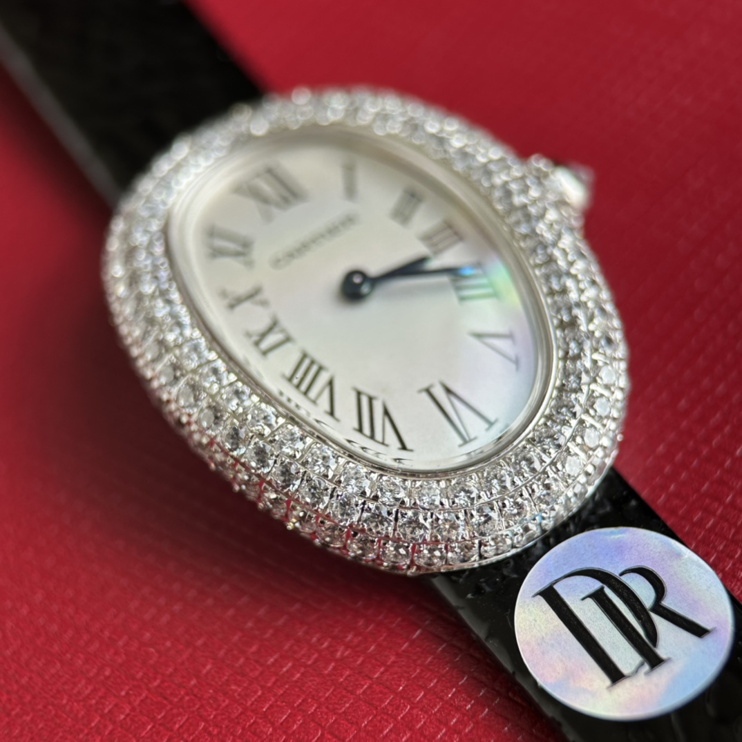NO:388220,DR Factory Cartier Baignoire Bathtub Series watches are full of diamond watches, and the more you look, the more you look, the more you look, the oval case, smooth lines, Roman numerals and hour markers are paired with pearl white surface, the iconic blue steel hand, full of retro flavor. Paired with painted calfskin, the texture is first-class. The case size is 32x26mm and the thickness is 8mm. Paired with imported quartz movement, the time is accurate. Daily wear, party wear, easy to control, easy to grasp the exquisite feeling!  cartier cowhide19860909DR Factory 卡地亚Baignoire浴缸系列腕表满钻表,真的是越看越上头,椭圆形表壳,线条流畅,罗马数字时标搭配珍珠白面 标志性蓝钢指针,满满复古味道.搭配漆面小牛皮 质感一流.表壳尺寸32x26毫米,厚度8毫米.搭配进口石英机芯 走时精准.日常佩戴 聚会佩戴 轻松驾驭,轻松拿捏精致感！,,cartier,cowhide,Watch