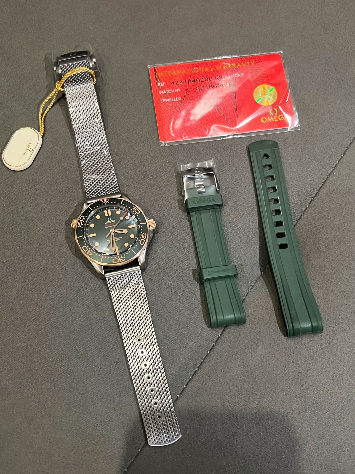 NO:617541,ER’s new model [Titanium Shell Bronze Gold 007] has arrived!  The best value for money on the entire network!  Full of details!  The 42mm titanium case is equipped with 8806 movement, which has stable running time and is not easy to oxidize and fade. When you place an order, you will get a pair of the same green fluorine tape as a gift!  Welcome to taste,19860909ER新款【钛壳青铜金007】到货！ 全网性价比最高！细节拉满！42mm钛表壳搭载8806机芯,走时稳定,不易氧化掉色,下单即赠送同款绿色氟胶带一副！欢迎品鉴,,Watch