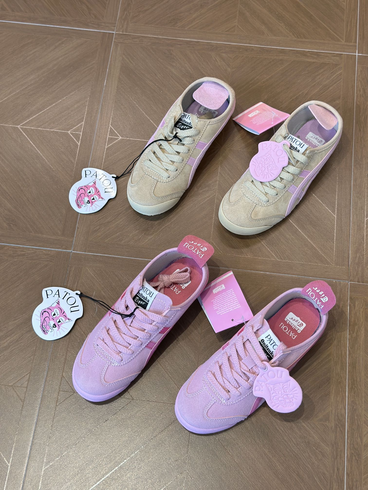 NO:617094,Next, let’s talk about these two new colors!  !  This pair of off-white and pink is really nice, and the pink decoration is removable!  Specially designed tiger head pendant!  It almost feels like twins. Each pair is easy to wear and match, so you won’t step into trouble if you close your eyes!  The 'universal outfit' in your shoe cabinet can be worn 7 days a week, and you can squeeze out all your outfit inspiration~19860909接下来讲讲这两双新色！！ 这一双米白色跟粉色真的很好看, 饰以粉色可拆卸！ 特别设计虎头挂饰！ 简直就是双胞胎的感觉 每双都好穿又好搭,闭眼入不踩雷！ 鞋柜里的“万能搭子” 一周7天换着穿,穿搭灵感直接榨干～,,accessory