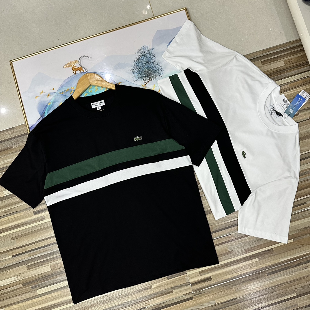 💰175包邮 万针刺绣logo海外版!无敌版本!王一博同款LACOSTE法国鳄鱼胸前条纹短袖T恤万针刺绣情侣款男女同款短袖T恤半截袖体恤青年)有大码190斤轻松驾驭大码男装宽松版型纯色T恤 LACOSTE法国鳄鱼胸前条纹圆领拼接半袖体恤2025ss春夏季管网同步新款男士圆领万针刺绣立体LOGO刺绣短袖打底衫情侣款短袖T恤打底衫男女同款宽松版型!代购价格也非常高。柜子秒售罄的经典款,一定入手。超强视觉冲击力和符号感的单品,让人过目不忘。简约不失设计感装饰感十足,令这件衣衫出类拔萃。无论在任何场合,订购一个月左右,吊牌,水洗唛,领标,包装袋全。完美细节!三标齐全!店主自留力荐!小红书网红ins明星同款上身超帅气! 颜色: 黑色、白色 尺码:M到XXL(宽松版型) M衣长70肩宽48胸围112 L衣长72肩宽50胸围116 XL衣长74肩宽52胸围120 XXL衣长76肩宽54胸围124