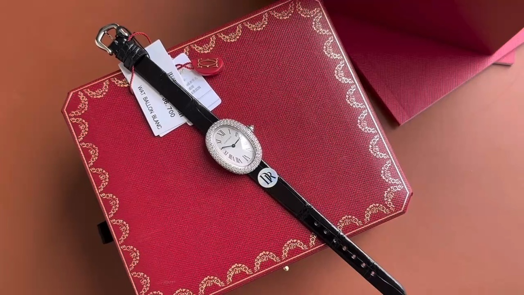 Elegante Reloj Cartier Ballon Blanc con Diamantes y Correa de Piel