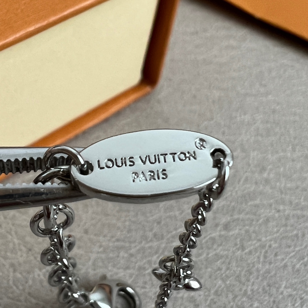 【】LV 手链🔹🔹Louis Vuitton 路易威登🔹专柜一致材质 火爆款出货 设计独特 复古前卫 男