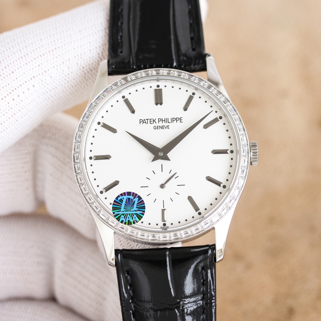 NO:338130,White Gold Diamond 50 PP Factory Patek Philippe - Classical Watch Series - 3919 watch made a shocking debut. It perfectly restores the unique texture and simple style of the king in the watch!  [Details are upgraded as follows] 1. The watch is 39mm in size, the size data perfectly matches the authentic product, and is light to wear, restoring the authentic experience. 2. The glass uses a pot-cover dome glass that is consistent with the original, and is specially coated with a double anti-stun and impermeable coating. 3. The edges of the dial logo and pointer are all hand-touched and chamfered (it is very difficult to get through a set of craftsmanship), and then the rhodium plating process is used to ensure that the gloss and texture are no less than the original. 4. The movement uses (30-PS) power reserve for up to 42 hours 5. The strap is a classic Italian calfskin strap, exquisitely made and delicately wrapped, showing the style of a big brand, and is matched with original pin buckles. Craftsmanship, classic work, worth owning!  ,,patek philippe,cowhide19860909白 金 钻50 PP Factory百达翡丽-古典表系列——3919腕表震撼登场.完美还原表中王者的独特质感和简约格调！[细节升级如下] 1.腕表尺寸39mm,尺寸数据完美吻合正品,佩戴轻便,还原正品体验. 2.玻璃采用与原装一致的锅盖型穹顶玻璃,特镀有双层抗眩晕增透镀膜. 3.表盘标识和指针的边沿全部采用手工润饰倒角（一套工艺下来非常不易）,之后再采用镀铑工艺处理,确保光泽度和质感不亚于原装. 4.机芯采用(30- PS)动力储存长达42小时 5.表带经典意大利小牛皮表带,做工精致,包边细腻,尽显大牌风范,搭配原厂针扣.匠心之作 经典之作 值得拥有！,,patek philippe,cowhide,Watch