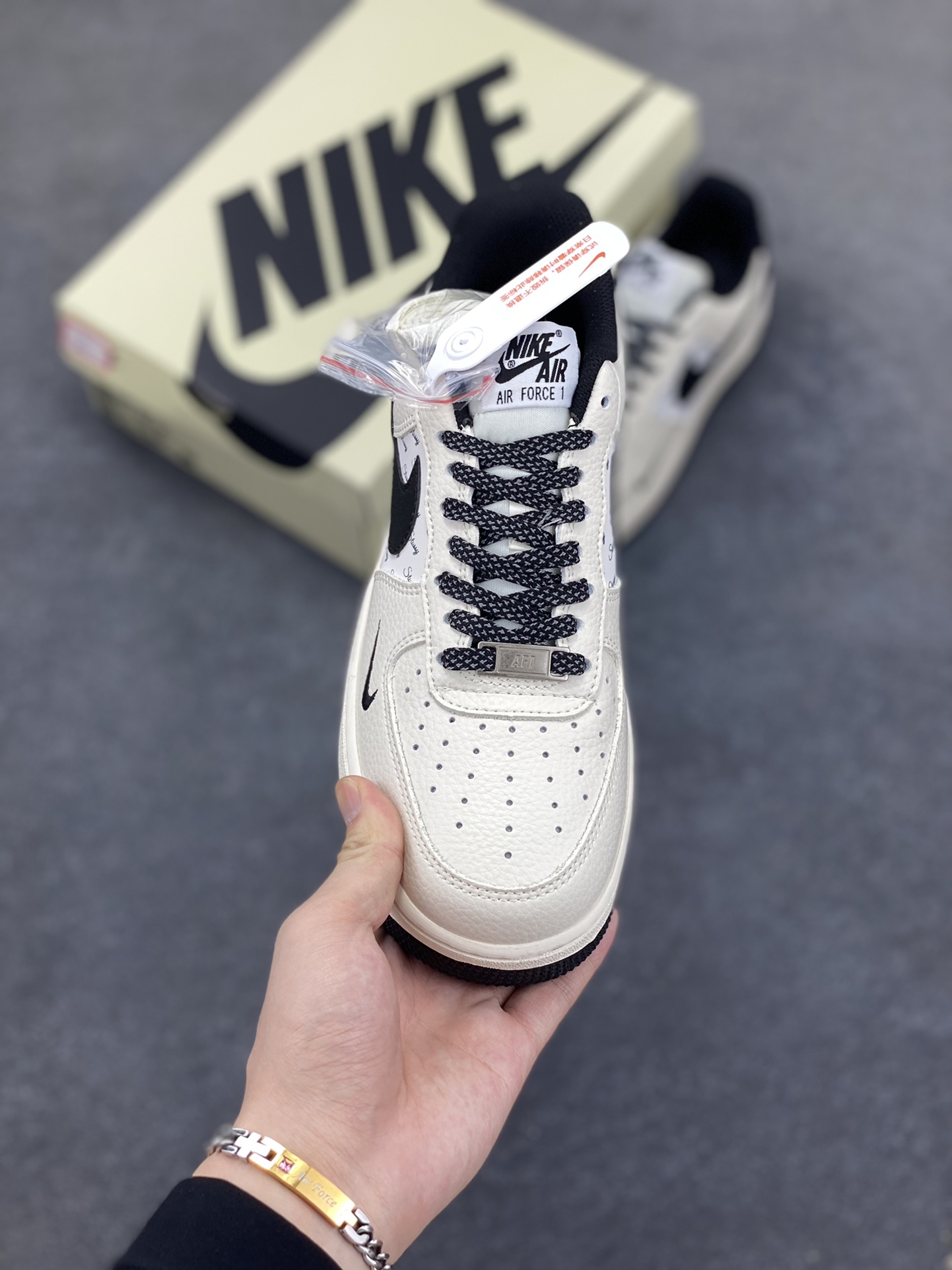 图片[2]-Nike Air Force 1 Low 空军一号低帮百搭休闲运动板鞋。柔软、弹性十足的缓震性能和出色的中底设计，横跨复古与现代的外型结合，造就出风靡全球三十多年的Force 1，直到今天还深受青睐。 货号：ZD3328-001 尺码：36 36.5 37.5 38 38.5 39 40 40.5 41 42 42.5 43 44 44.5 45-选品中心
