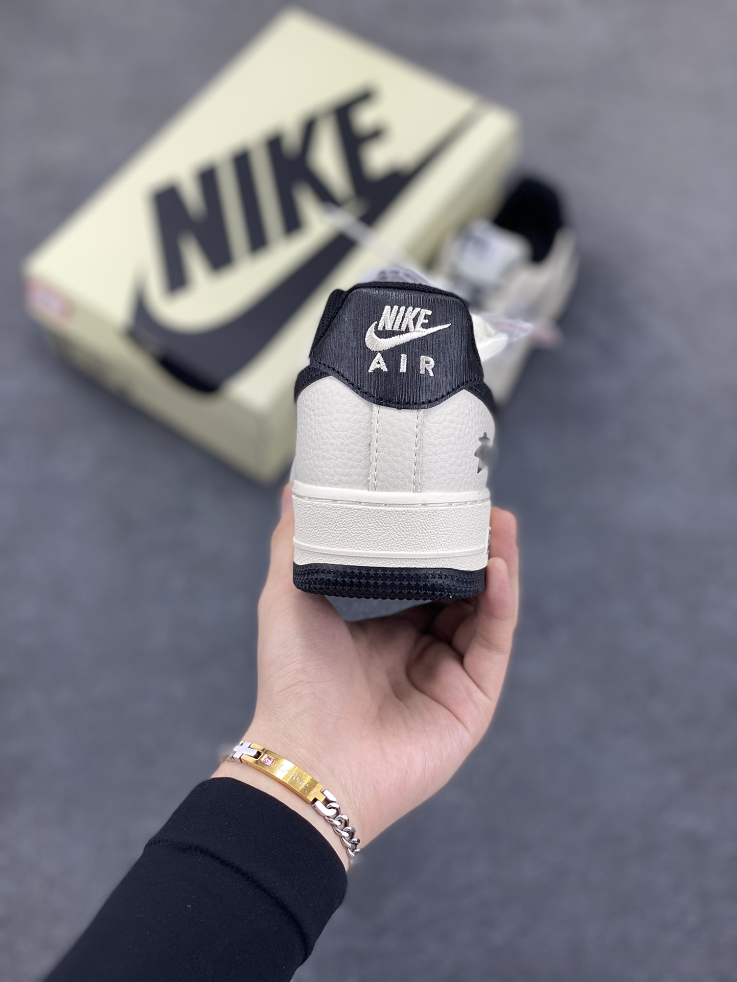 图片[4]-Nike Air Force 1 Low 空军一号低帮百搭休闲运动板鞋。柔软、弹性十足的缓震性能和出色的中底设计，横跨复古与现代的外型结合，造就出风靡全球三十多年的Force 1，直到今天还深受青睐。 货号：ZD3328-001 尺码：36 36.5 37.5 38 38.5 39 40 40.5 41 42 42.5 43 44 44.5 45-选品中心