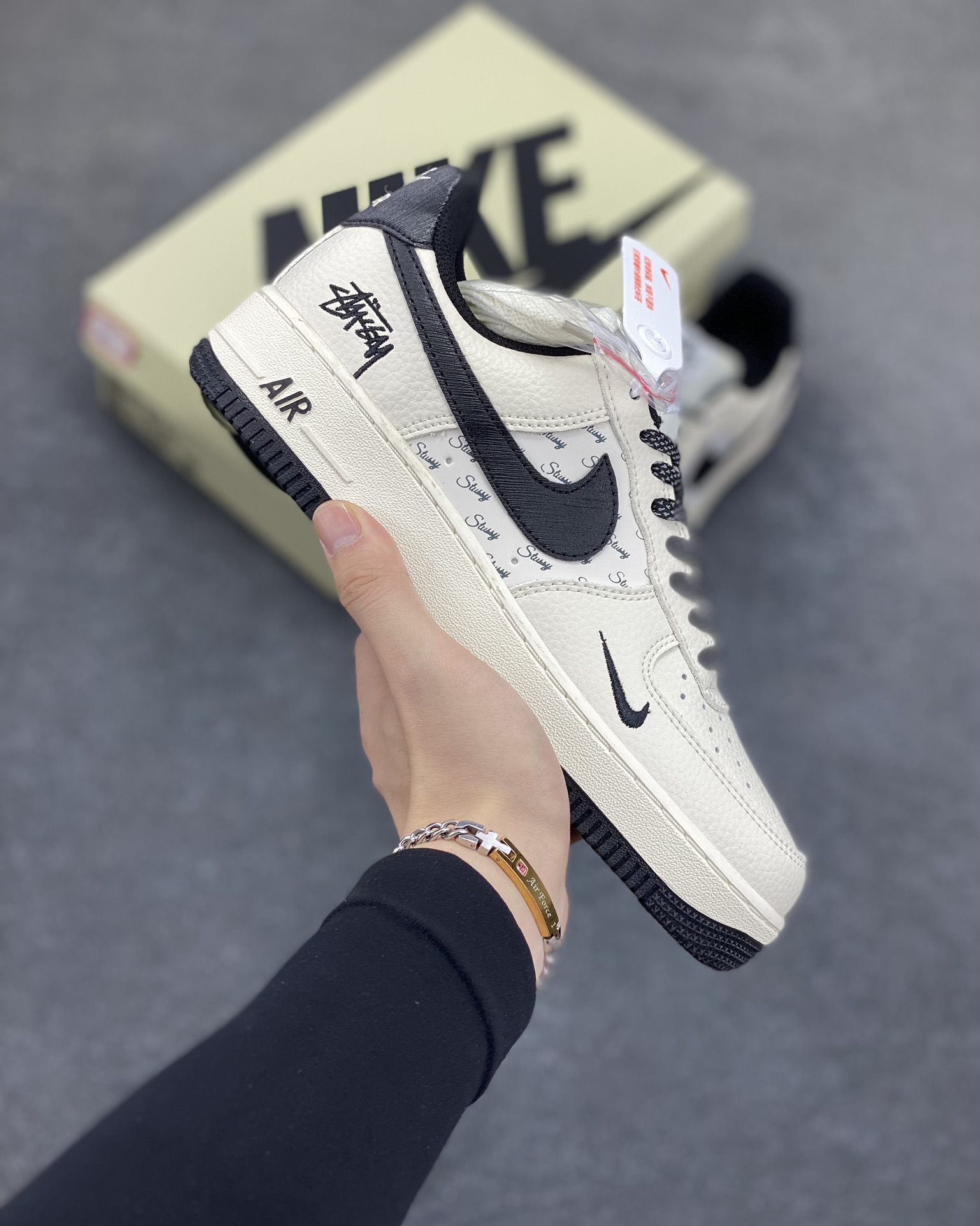 Nike Air Force 1 Low 空军一号低帮百搭休闲运动板鞋。柔软、弹性十足的缓震性能和出色的中底设计，横跨复古与现代的外型结合，造就出风靡全球三十多年的Force 1，直到今天还深受青睐。 货号：ZD3328-001 尺码：36 36.5 37.5 38 38.5 39 40 40.5 41 42 42.5 43 44 44.5 45-选品中心