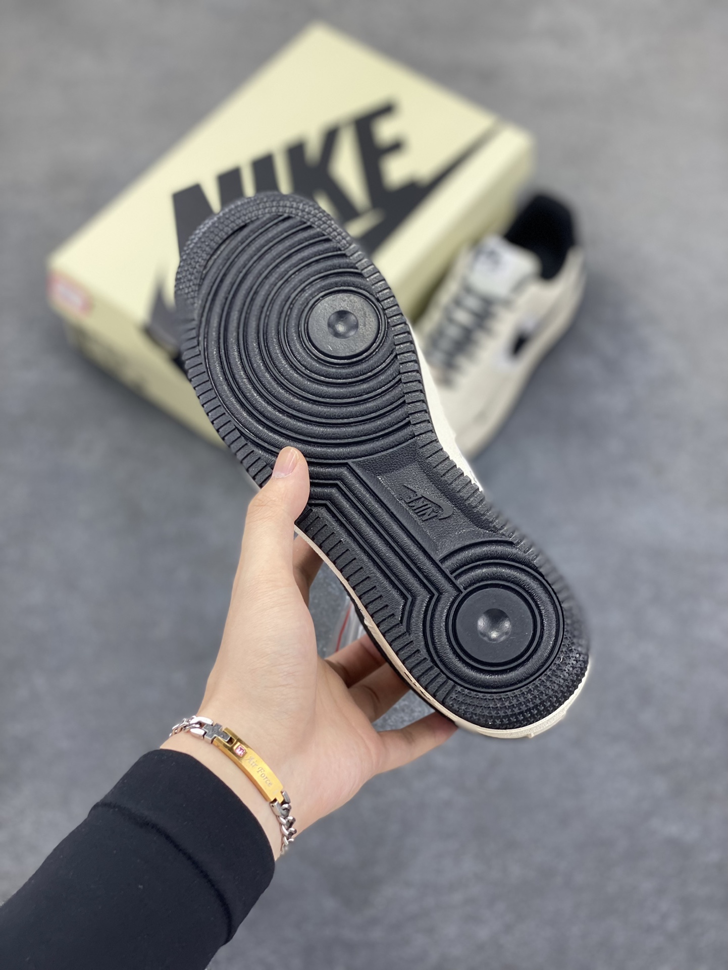 图片[5]-Nike Air Force 1 Low 空军一号低帮百搭休闲运动板鞋。柔软、弹性十足的缓震性能和出色的中底设计，横跨复古与现代的外型结合，造就出风靡全球三十多年的Force 1，直到今天还深受青睐。 货号：ZD3328-001 尺码：36 36.5 37.5 38 38.5 39 40 40.5 41 42 42.5 43 44 44.5 45-选品中心