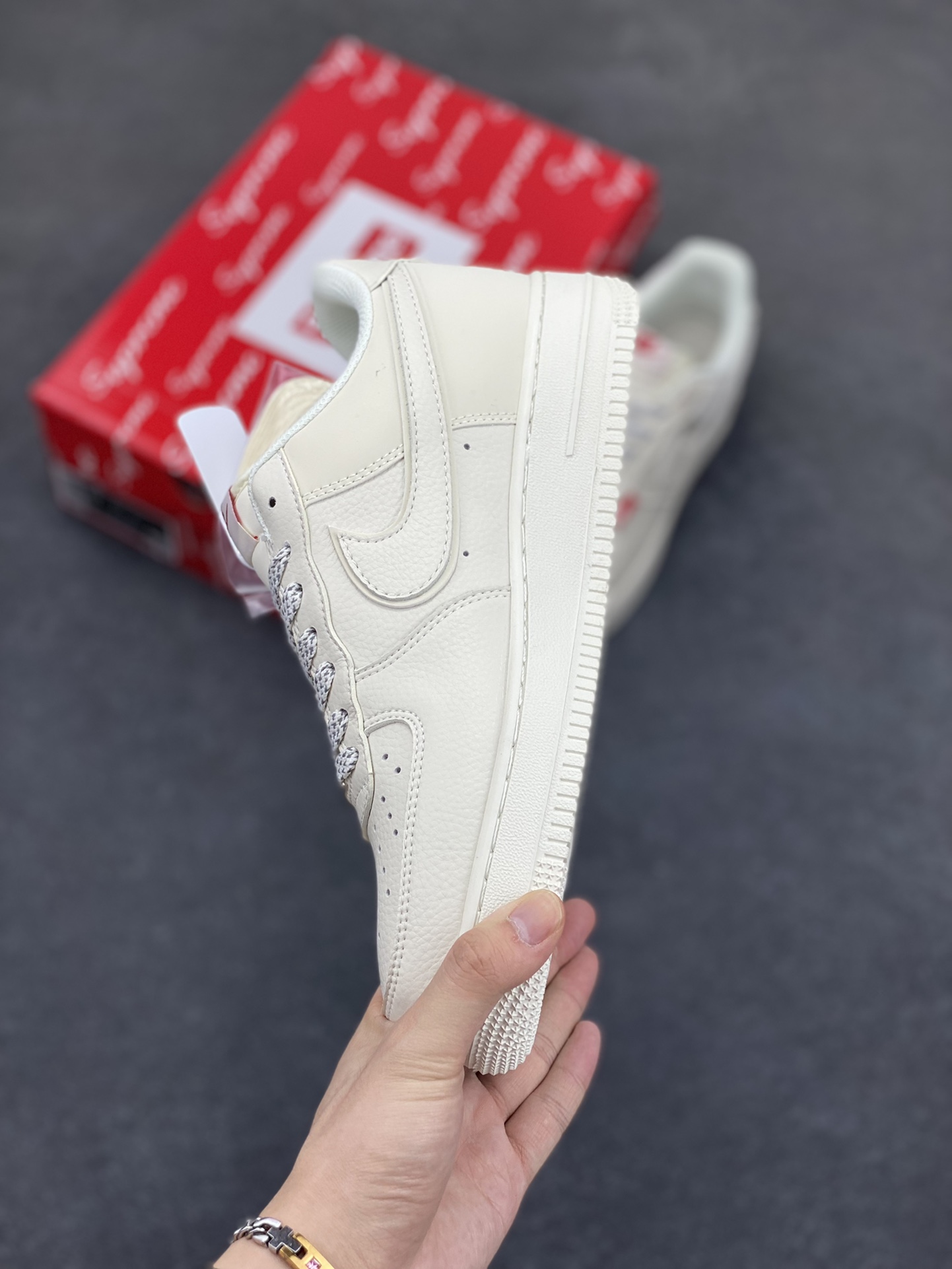 图片[3]-NIke Air Force 1 \’07 Low “Supreme联名——百搭米色”空军一号 低帮 运动鞋 休闲鞋 折边针车 工艺难度大 原楦头原纸板 原装鞋盒 定制五金配件 内置全掌气垫 原厂鞋底 货号：CS5288-011 尺码：36 36.5 37.5 38 38.5 39 40 40.5 41 42 42.5 43 44 44.5 45-选品中心