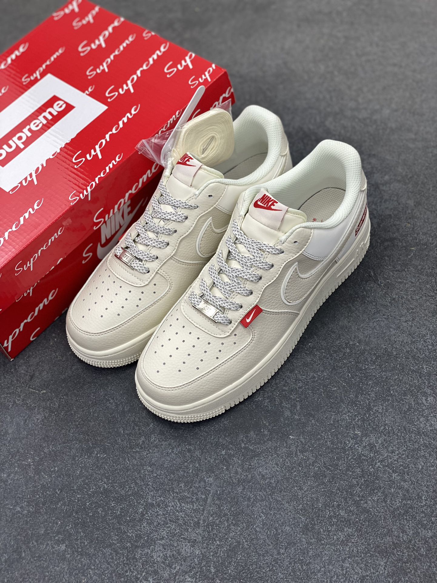 图片[8]-NIke Air Force 1 \’07 Low “Supreme联名——百搭米色”空军一号 低帮 运动鞋 休闲鞋 折边针车 工艺难度大 原楦头原纸板 原装鞋盒 定制五金配件 内置全掌气垫 原厂鞋底 货号：CS5288-011 尺码：36 36.5 37.5 38 38.5 39 40 40.5 41 42 42.5 43 44 44.5 45-选品中心
