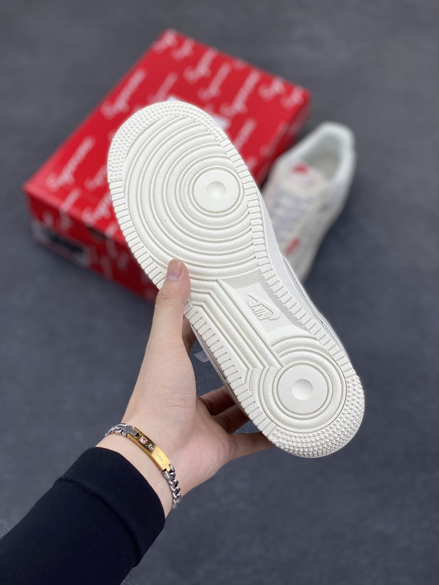 图片[5]-NIke Air Force 1 \’07 Low “Supreme联名——百搭米色”空军一号 低帮 运动鞋 休闲鞋 折边针车 工艺难度大 原楦头原纸板 原装鞋盒 定制五金配件 内置全掌气垫 原厂鞋底 货号：CS5288-011 尺码：36 36.5 37.5 38 38.5 39 40 40.5 41 42 42.5 43 44 44.5 45-选品中心