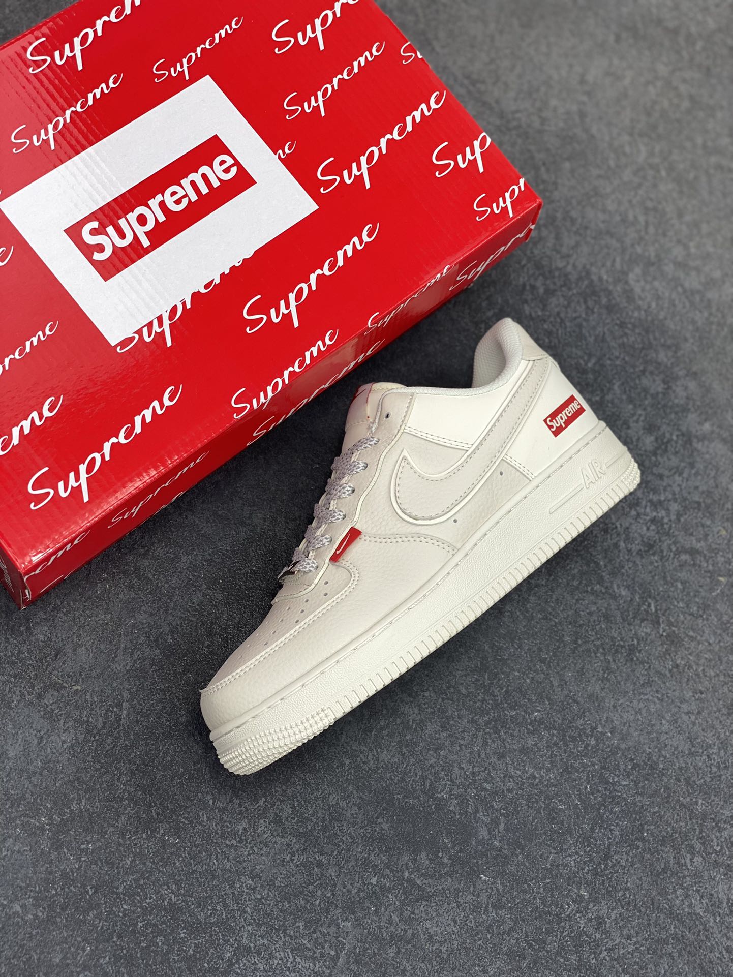 图片[7]-NIke Air Force 1 \’07 Low “Supreme联名——百搭米色”空军一号 低帮 运动鞋 休闲鞋 折边针车 工艺难度大 原楦头原纸板 原装鞋盒 定制五金配件 内置全掌气垫 原厂鞋底 货号：CS5288-011 尺码：36 36.5 37.5 38 38.5 39 40 40.5 41 42 42.5 43 44 44.5 45-选品中心