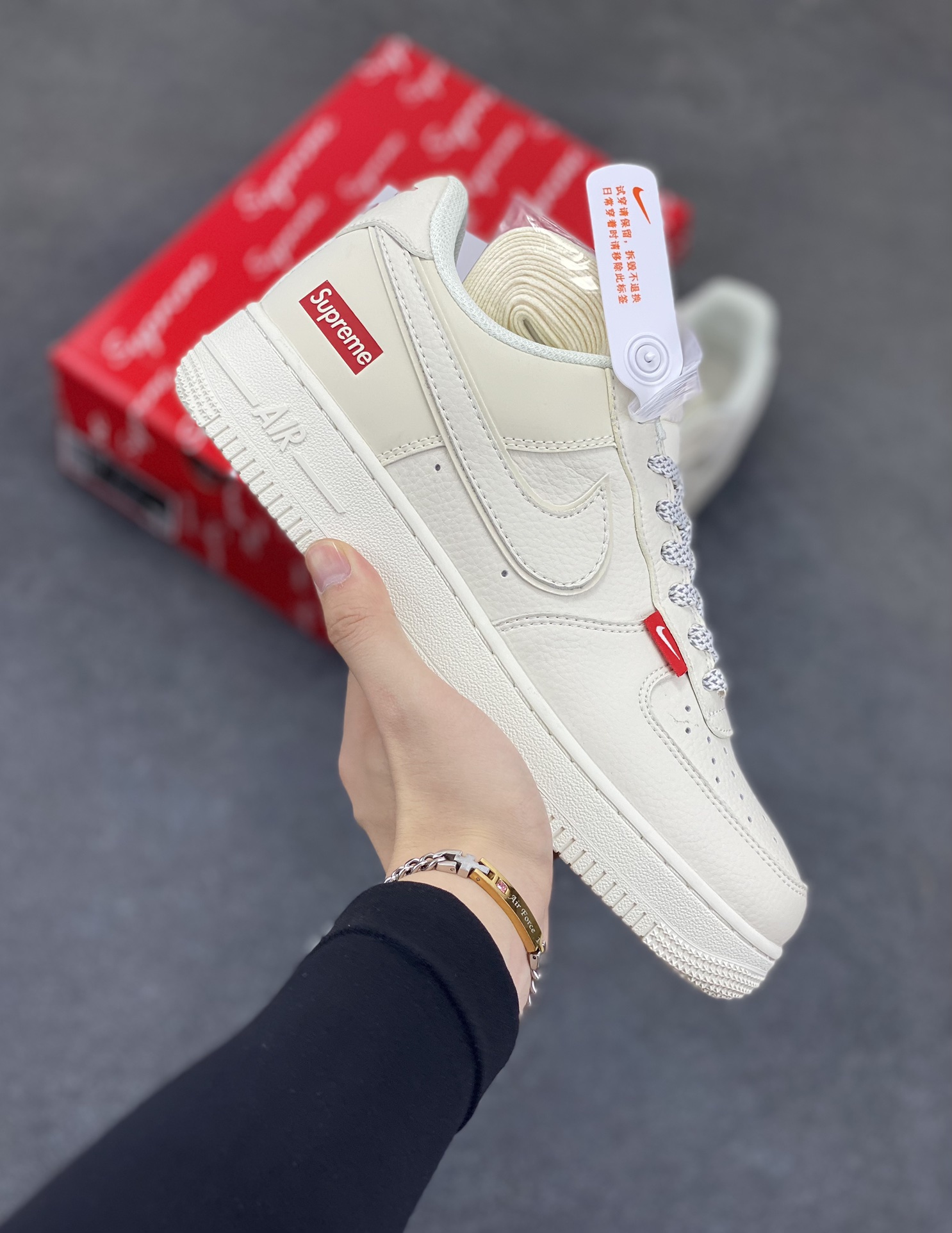 NIke Air Force 1 \’07 Low “Supreme联名——百搭米色”空军一号 低帮 运动鞋 休闲鞋 折边针车 工艺难度大 原楦头原纸板 原装鞋盒 定制五金配件 内置全掌气垫 原厂鞋底 货号：CS5288-011 尺码：36 36.5 37.5 38 38.5 39 40 40.5 41 42 42.5 43 44 44.5 45-选品中心