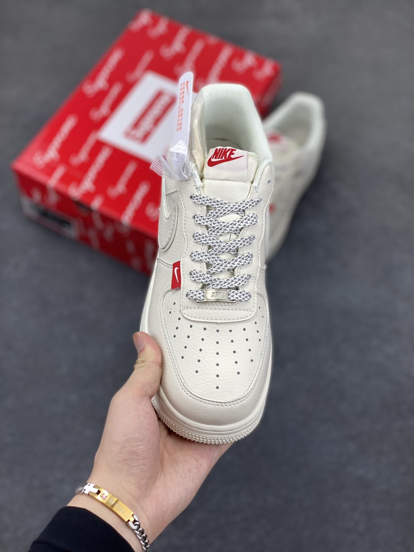 图片[2]-NIke Air Force 1 \’07 Low “Supreme联名——百搭米色”空军一号 低帮 运动鞋 休闲鞋 折边针车 工艺难度大 原楦头原纸板 原装鞋盒 定制五金配件 内置全掌气垫 原厂鞋底 货号：CS5288-011 尺码：36 36.5 37.5 38 38.5 39 40 40.5 41 42 42.5 43 44 44.5 45-选品中心