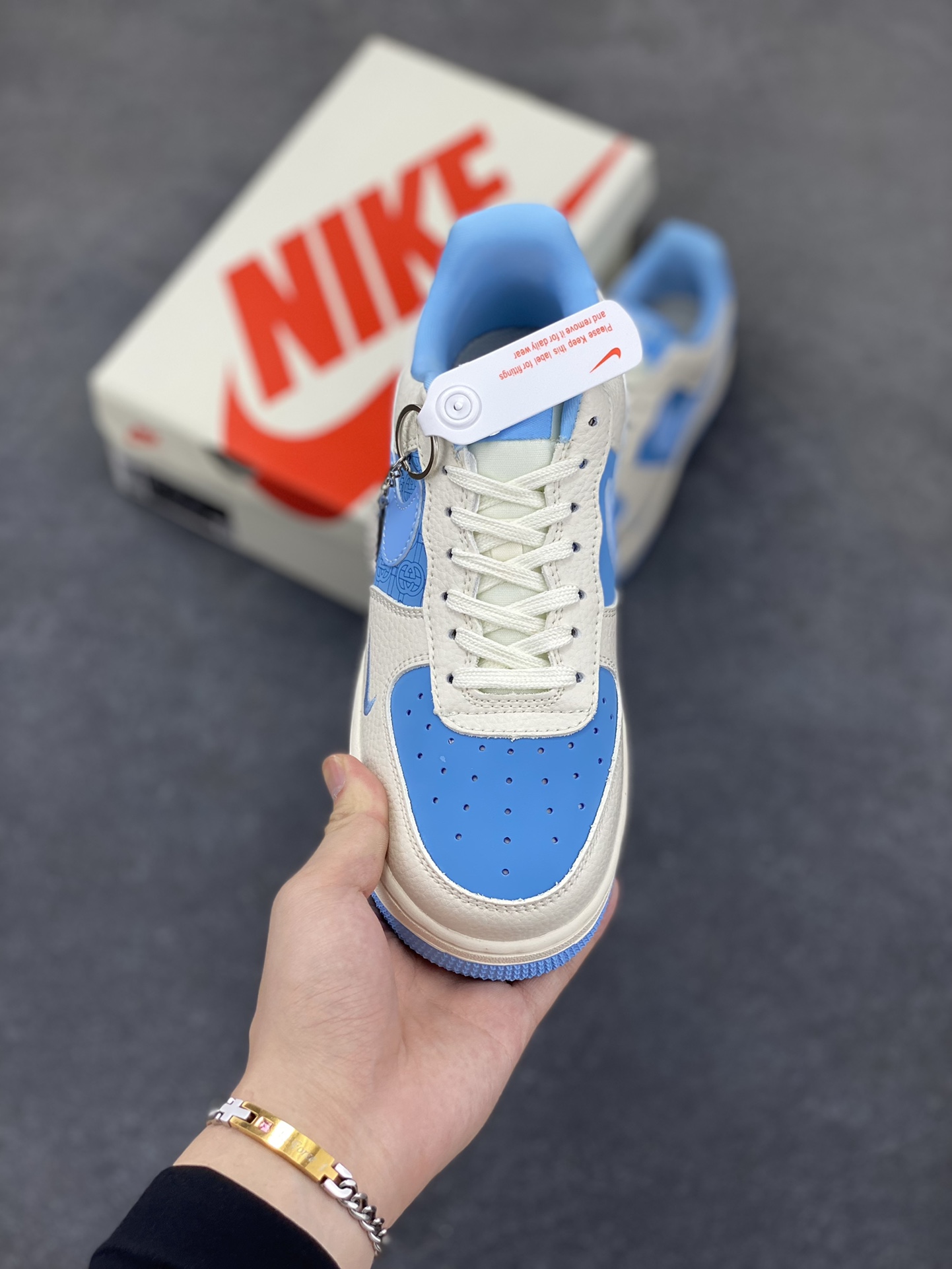 图片[2]-NIke Air Force 1 \’07 Low “古驰联名——冰山蓝”空军一号 低帮 运动鞋 休闲鞋 折边针车 工艺难度大 原楦头原纸板 原装鞋盒 定制五金配件 内置全掌气垫 原厂鞋底 货号：DF0188-067 尺码：36 36.5 37.5 38 38.5 39 40 40.5 41 42 42.5 43 44 44.5 45-选品中心