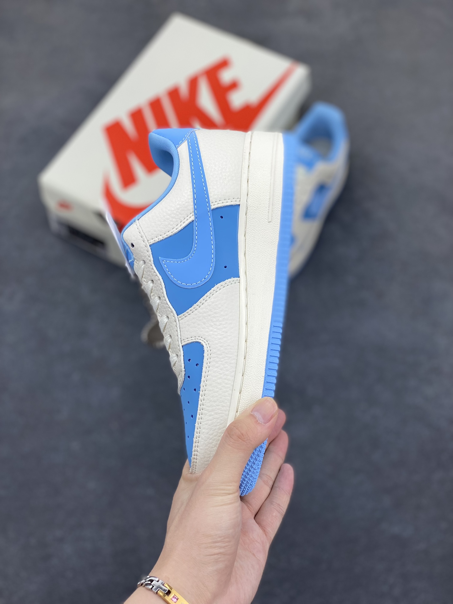 图片[3]-NIke Air Force 1 \’07 Low “古驰联名——冰山蓝”空军一号 低帮 运动鞋 休闲鞋 折边针车 工艺难度大 原楦头原纸板 原装鞋盒 定制五金配件 内置全掌气垫 原厂鞋底 货号：DF0188-067 尺码：36 36.5 37.5 38 38.5 39 40 40.5 41 42 42.5 43 44 44.5 45-选品中心