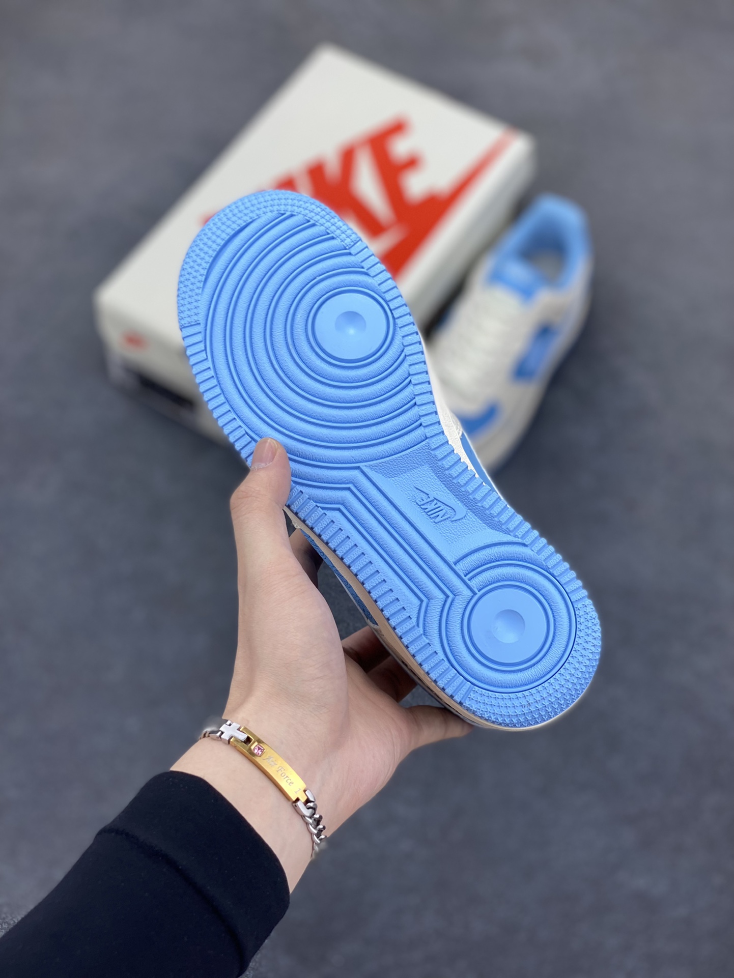 图片[5]-NIke Air Force 1 \’07 Low “古驰联名——冰山蓝”空军一号 低帮 运动鞋 休闲鞋 折边针车 工艺难度大 原楦头原纸板 原装鞋盒 定制五金配件 内置全掌气垫 原厂鞋底 货号：DF0188-067 尺码：36 36.5 37.5 38 38.5 39 40 40.5 41 42 42.5 43 44 44.5 45-选品中心