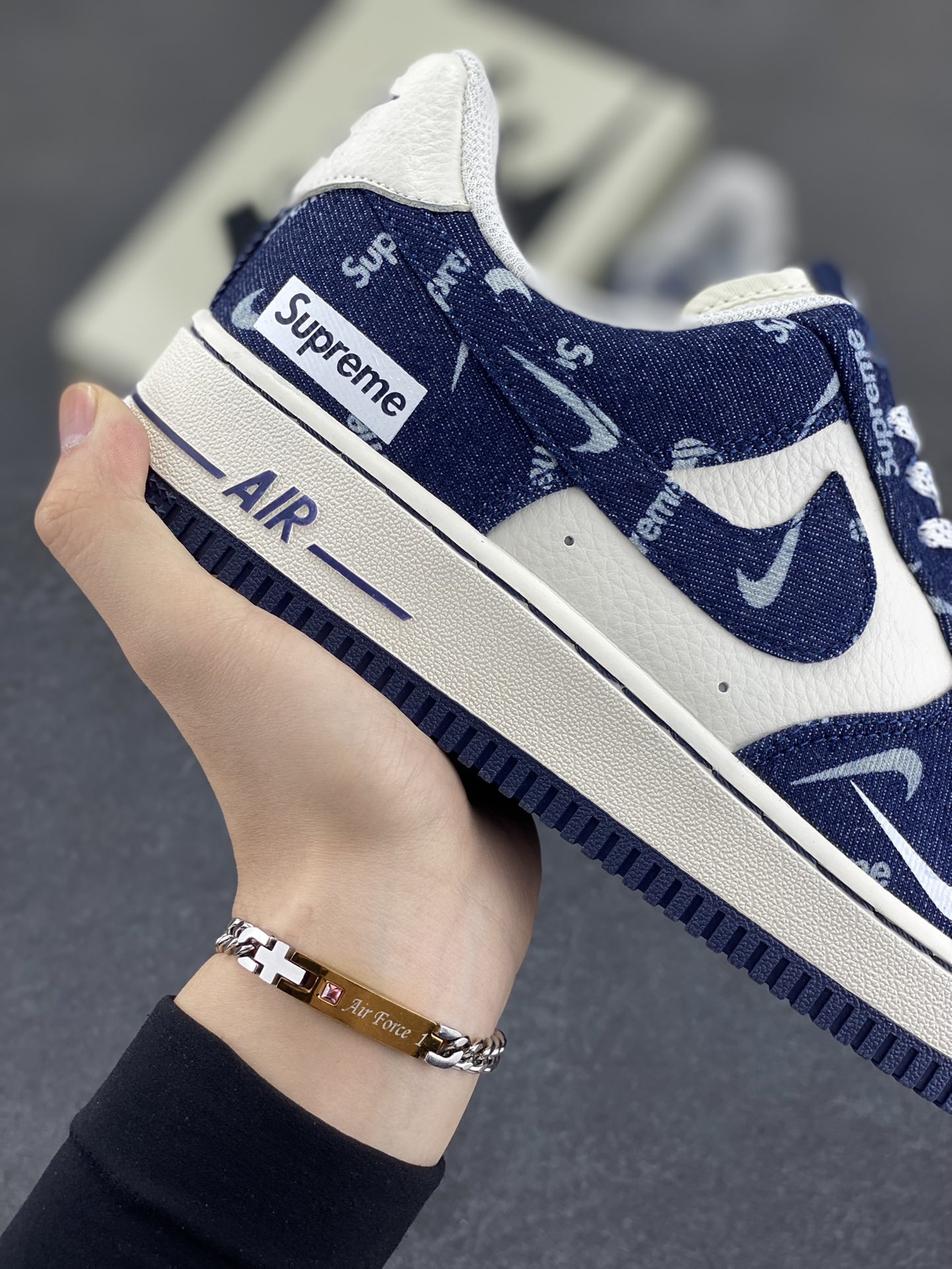 图片[6]-NIke Air Force 1 \’07 Low SUP联名-蓝牛仔小白勾 空军一号低帮 运动鞋 休闲鞋 折边针车 工艺难度大 原楦头原纸板 原装鞋盒 定制五金配件 内置全掌气垫 原厂鞋底 货号：LW9279-005 尺码：36 36.5 37.5 38 38.5 39 40 40.5 41 42 42.5 43 44 44.5 45-选品中心