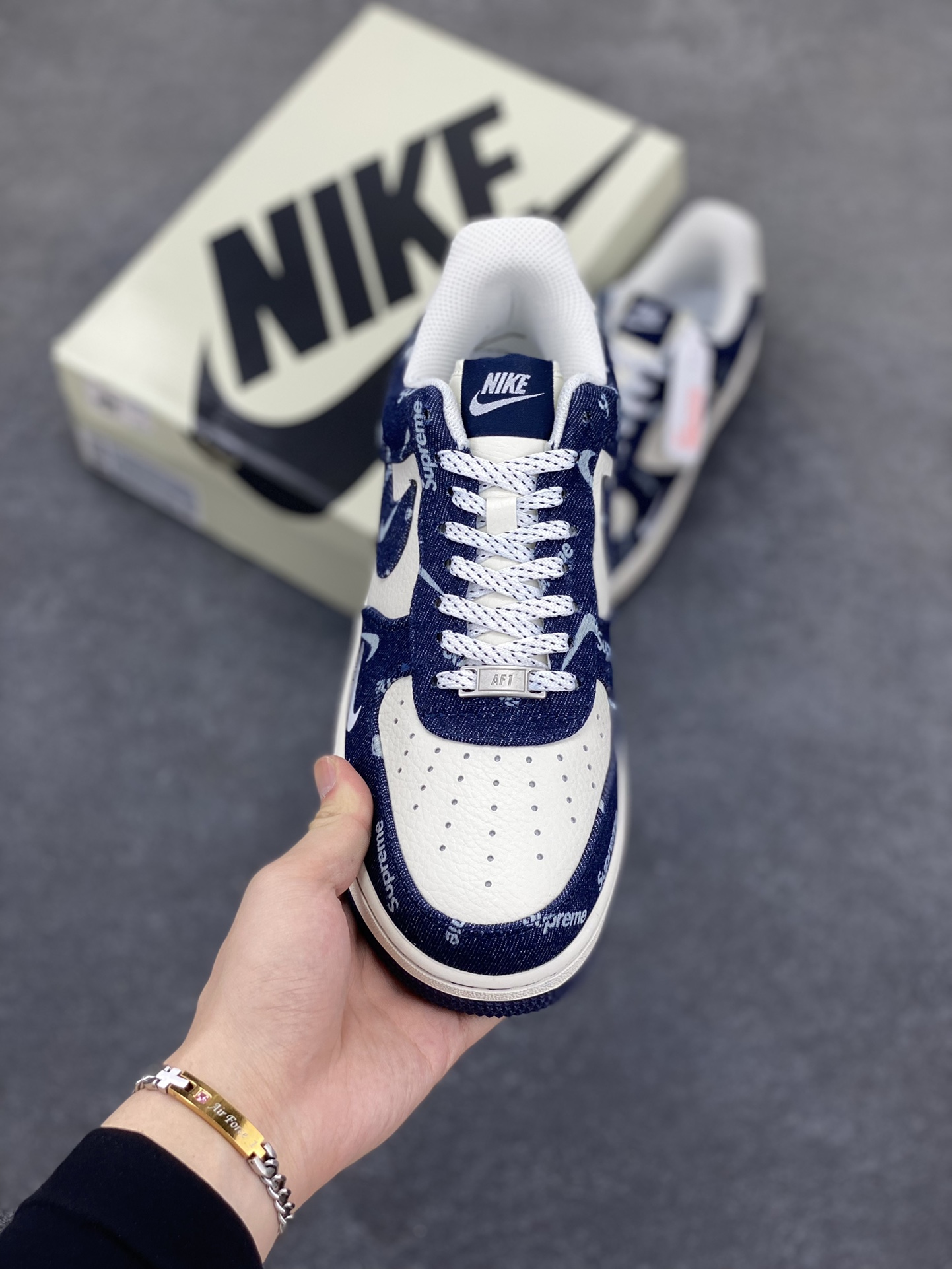 图片[2]-NIke Air Force 1 \’07 Low SUP联名-蓝牛仔小白勾 空军一号低帮 运动鞋 休闲鞋 折边针车 工艺难度大 原楦头原纸板 原装鞋盒 定制五金配件 内置全掌气垫 原厂鞋底 货号：LW9279-005 尺码：36 36.5 37.5 38 38.5 39 40 40.5 41 42 42.5 43 44 44.5 45-选品中心