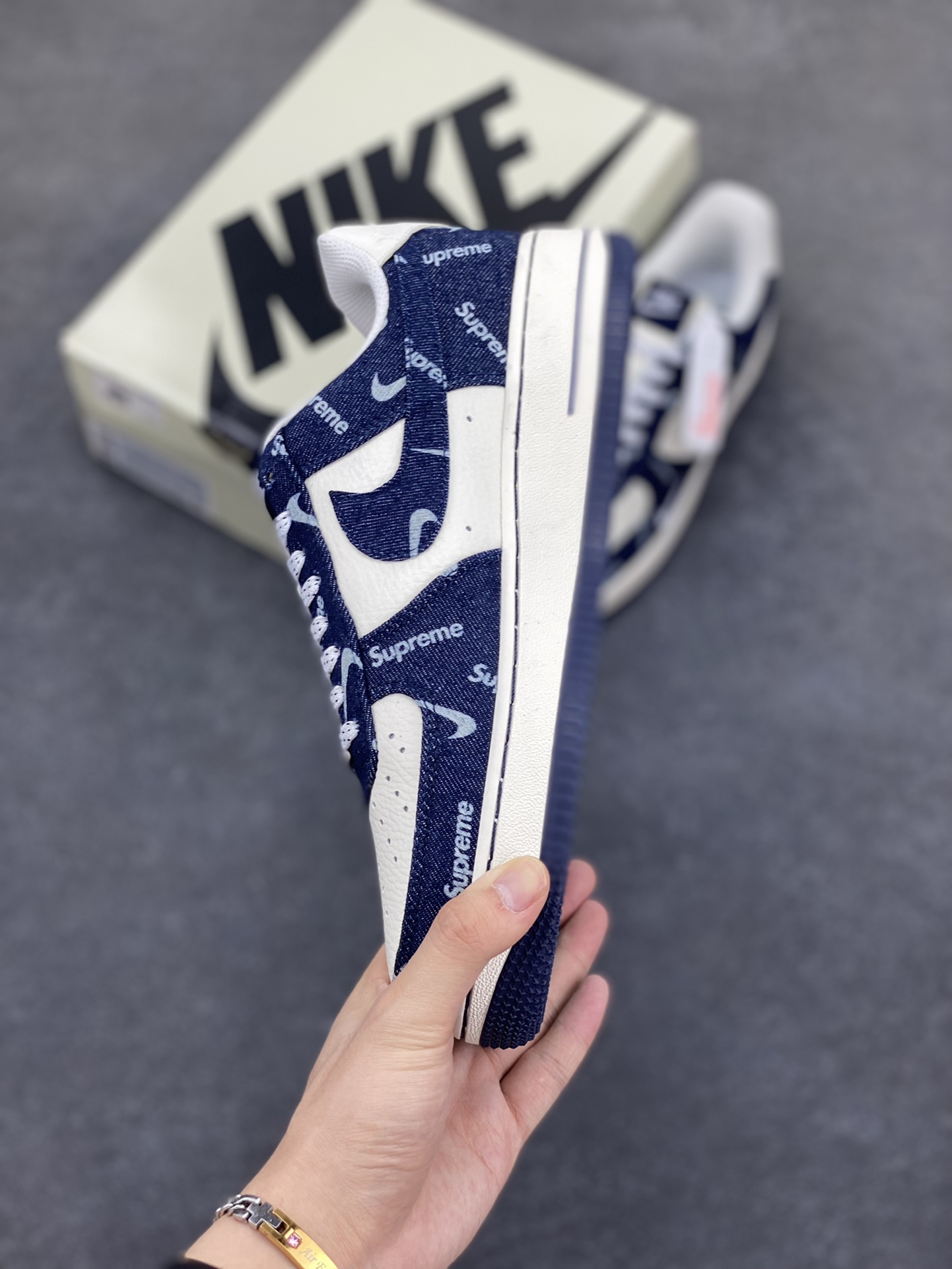 图片[3]-NIke Air Force 1 \’07 Low SUP联名-蓝牛仔小白勾 空军一号低帮 运动鞋 休闲鞋 折边针车 工艺难度大 原楦头原纸板 原装鞋盒 定制五金配件 内置全掌气垫 原厂鞋底 货号：LW9279-005 尺码：36 36.5 37.5 38 38.5 39 40 40.5 41 42 42.5 43 44 44.5 45-选品中心