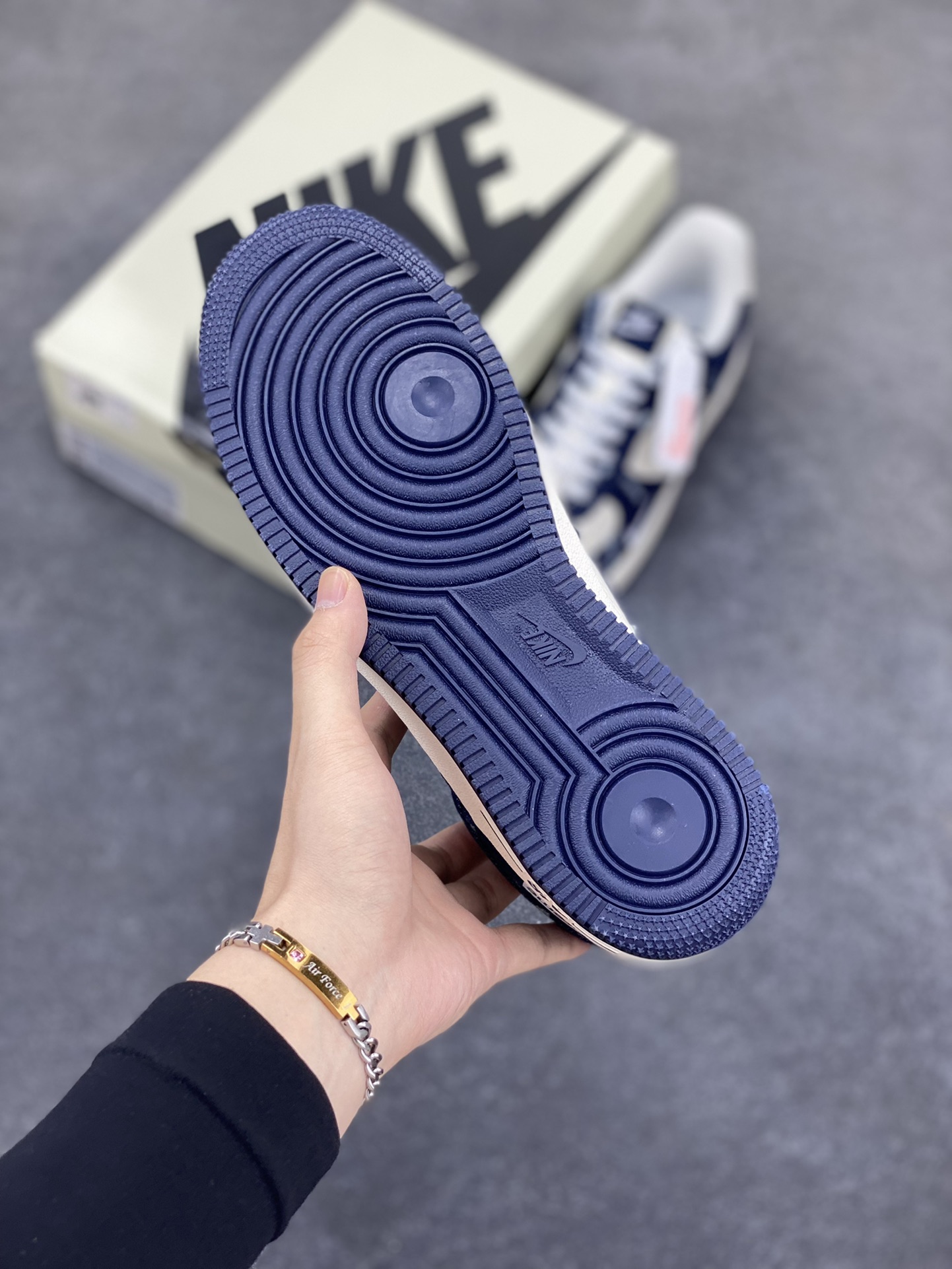 图片[5]-NIke Air Force 1 \’07 Low SUP联名-蓝牛仔小白勾 空军一号低帮 运动鞋 休闲鞋 折边针车 工艺难度大 原楦头原纸板 原装鞋盒 定制五金配件 内置全掌气垫 原厂鞋底 货号：LW9279-005 尺码：36 36.5 37.5 38 38.5 39 40 40.5 41 42 42.5 43 44 44.5 45-选品中心