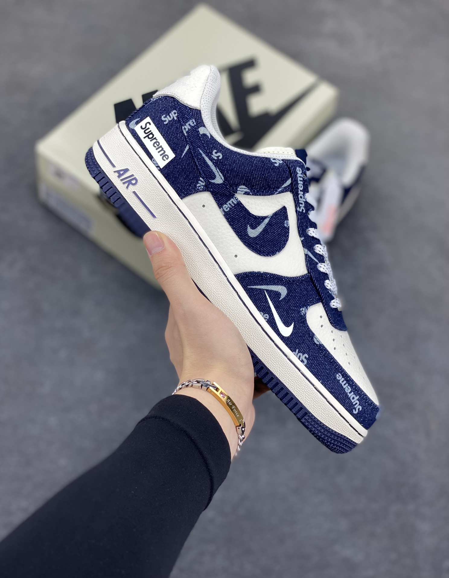 NIke Air Force 1 \'07 Low SUP联名-蓝牛仔小白勾 空军一号低帮 运动鞋 休闲鞋 折边针车 工艺难度大 原楦头原纸板 原装鞋盒 定制五金配件 内置全掌气垫 原厂鞋底 货号：LW9279-005 尺码：36 36.5 37.5 38 38.5 39 40 40.5 41 42 42.5 43 44 44.5 45-选品中心