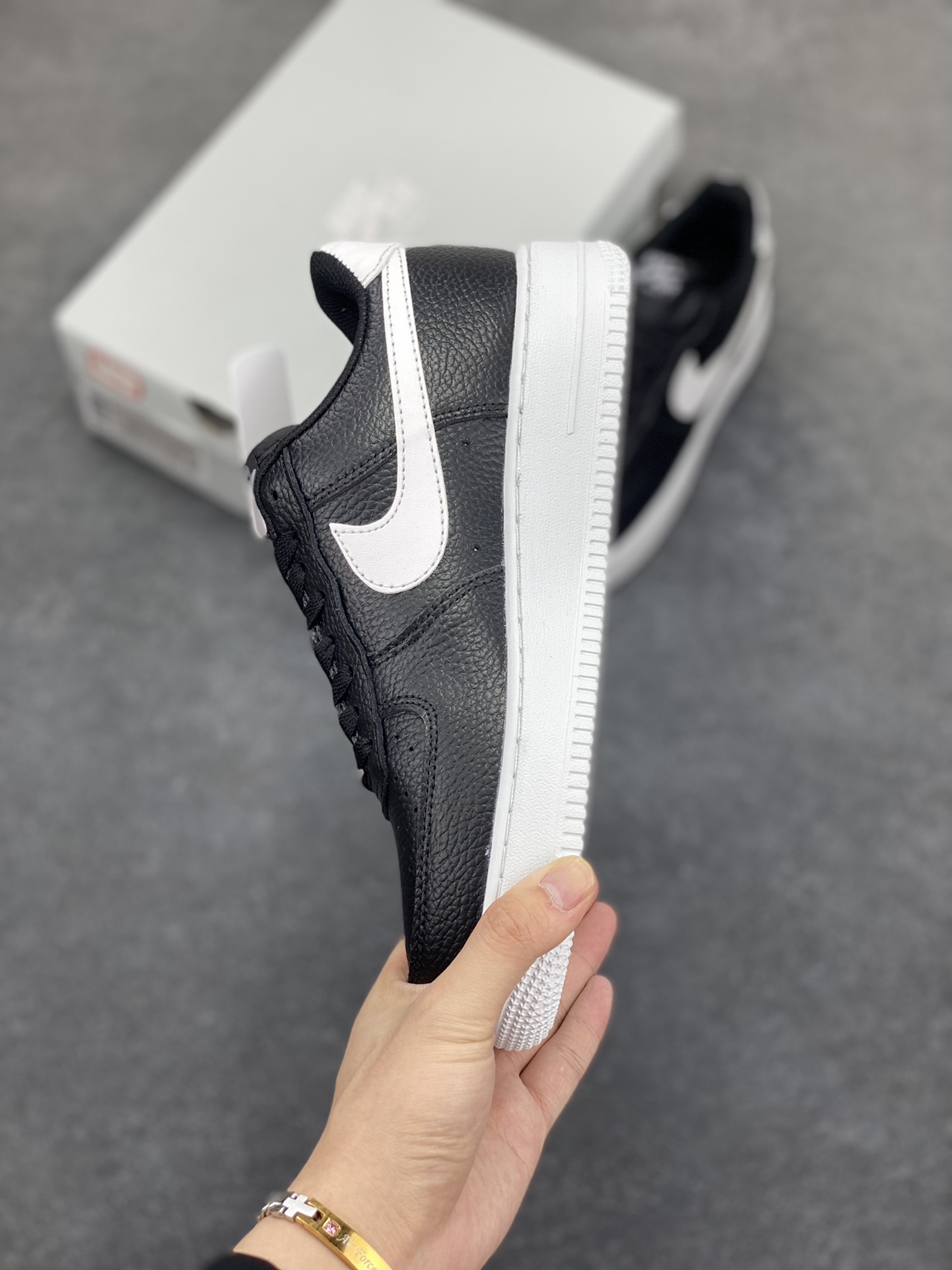 图片[3]-福利特价 Nike Air Force 1 Low \”Black and White\” 权志龙黑白 原楦头原纸板 打造纯正空军版型#专注外贸渠道 全掌内置蜂窝气垫 #原盒配件 原厂中底钢印、拉帮完美 货号：CT2302-002 尺码：36 36.5 37.5 38 38.5 39 40 40.5 41 42 42.5 43 44 44.5 45-选品中心