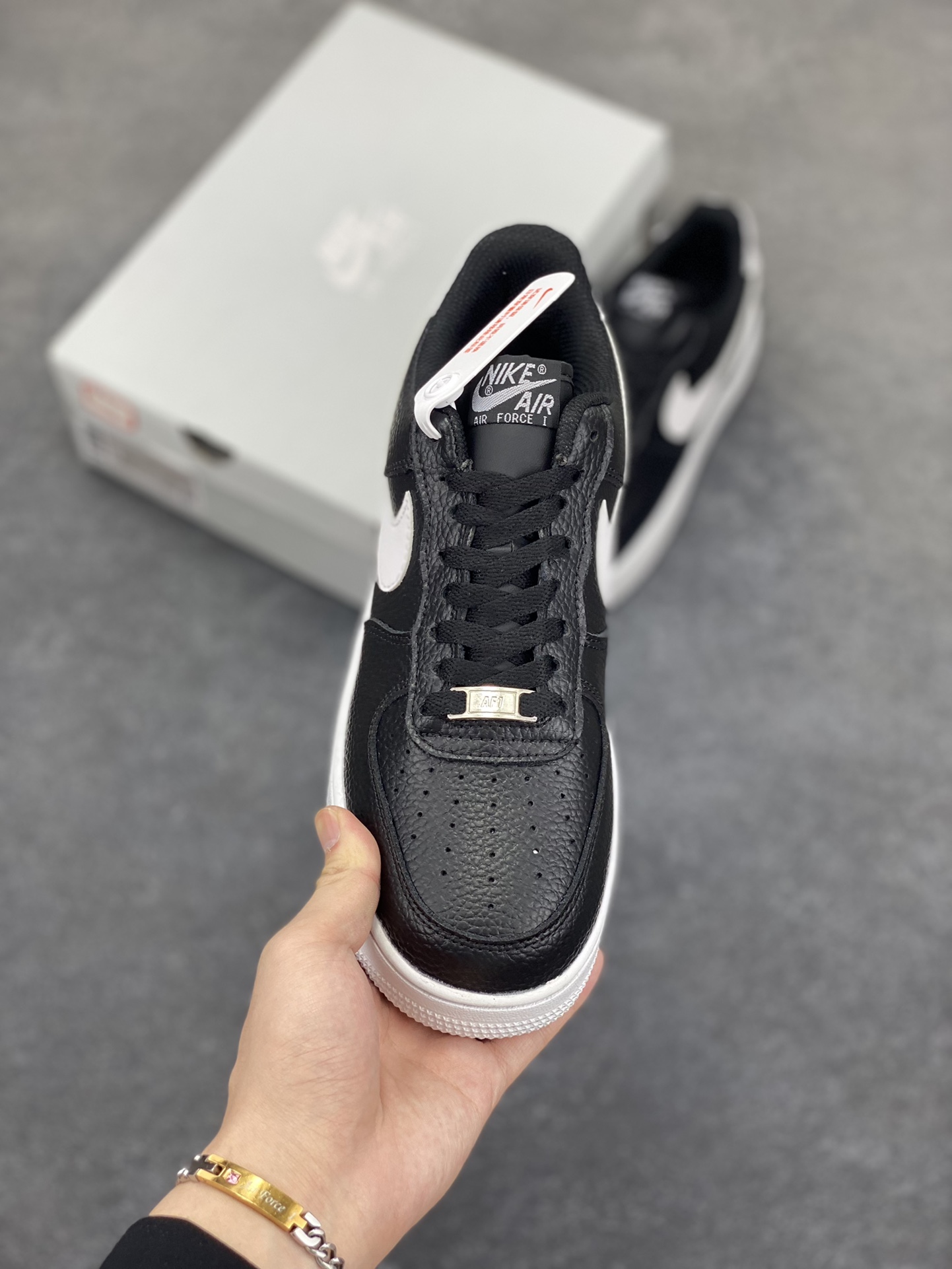 图片[2]-福利特价 Nike Air Force 1 Low \”Black and White\” 权志龙黑白 原楦头原纸板 打造纯正空军版型#专注外贸渠道 全掌内置蜂窝气垫 #原盒配件 原厂中底钢印、拉帮完美 货号：CT2302-002 尺码：36 36.5 37.5 38 38.5 39 40 40.5 41 42 42.5 43 44 44.5 45-选品中心