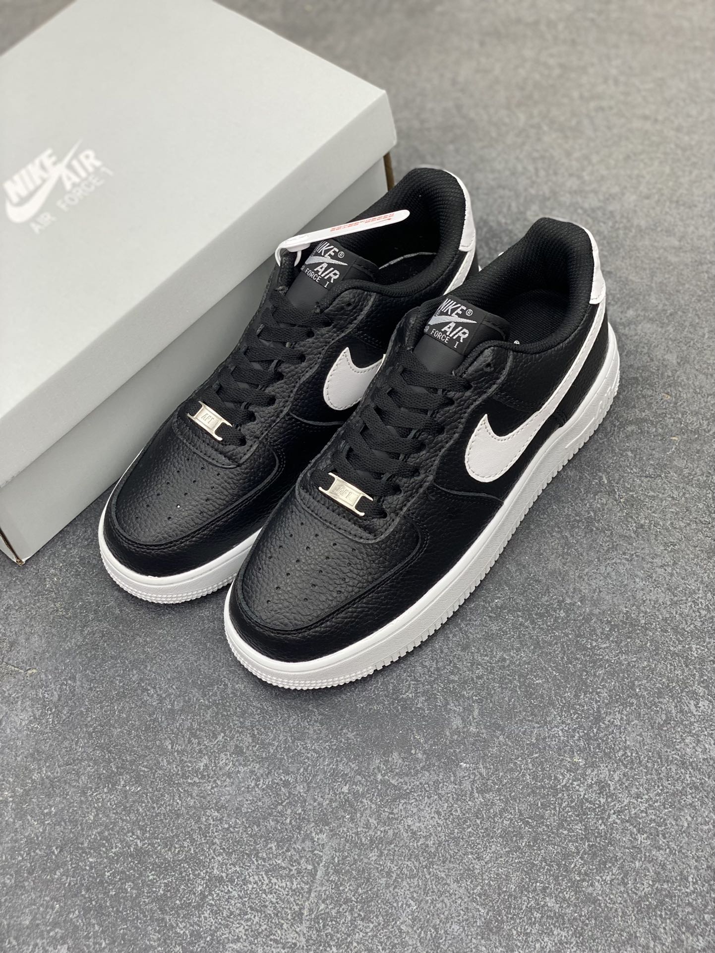 图片[8]-福利特价 Nike Air Force 1 Low \”Black and White\” 权志龙黑白 原楦头原纸板 打造纯正空军版型#专注外贸渠道 全掌内置蜂窝气垫 #原盒配件 原厂中底钢印、拉帮完美 货号：CT2302-002 尺码：36 36.5 37.5 38 38.5 39 40 40.5 41 42 42.5 43 44 44.5 45-选品中心