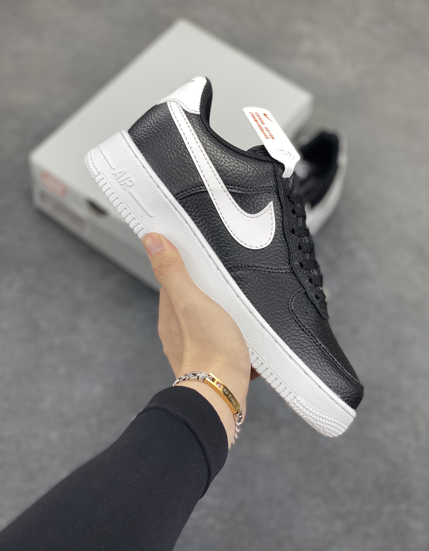 福利特价 Nike Air Force 1 Low \”Black and White\” 权志龙黑白 原楦头原纸板 打造纯正空军版型#专注外贸渠道 全掌内置蜂窝气垫 #原盒配件 原厂中底钢印、拉帮完美 货号:CT2302-002 尺码:36 36.5 37.5 38 38.5 39 40 40.5 41 42 42.5 43 44 44.5 45-选品中心
