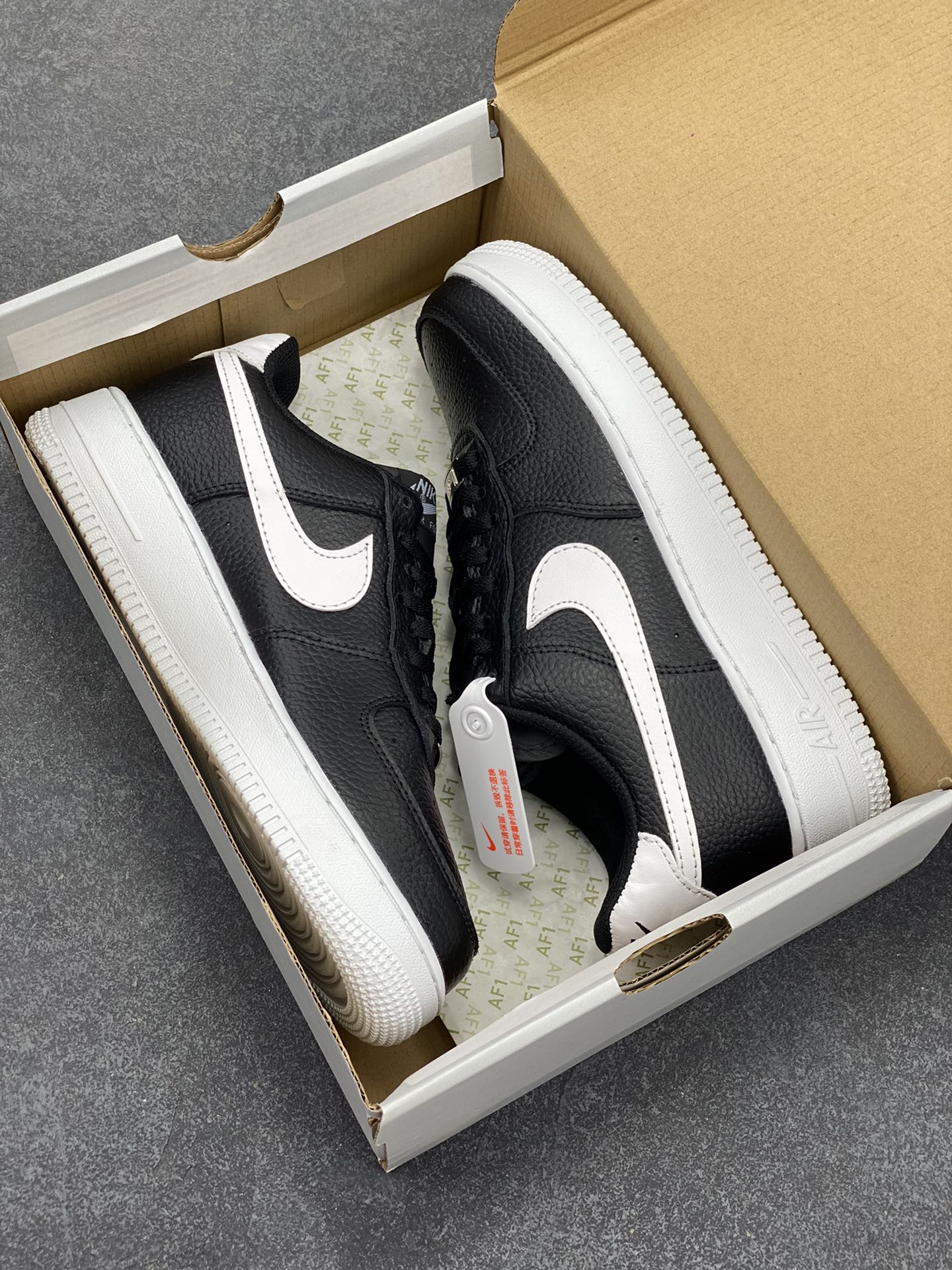 图片[9]-福利特价 Nike Air Force 1 Low \”Black and White\” 权志龙黑白 原楦头原纸板 打造纯正空军版型#专注外贸渠道 全掌内置蜂窝气垫 #原盒配件 原厂中底钢印、拉帮完美 货号：CT2302-002 尺码：36 36.5 37.5 38 38.5 39 40 40.5 41 42 42.5 43 44 44.5 45-选品中心