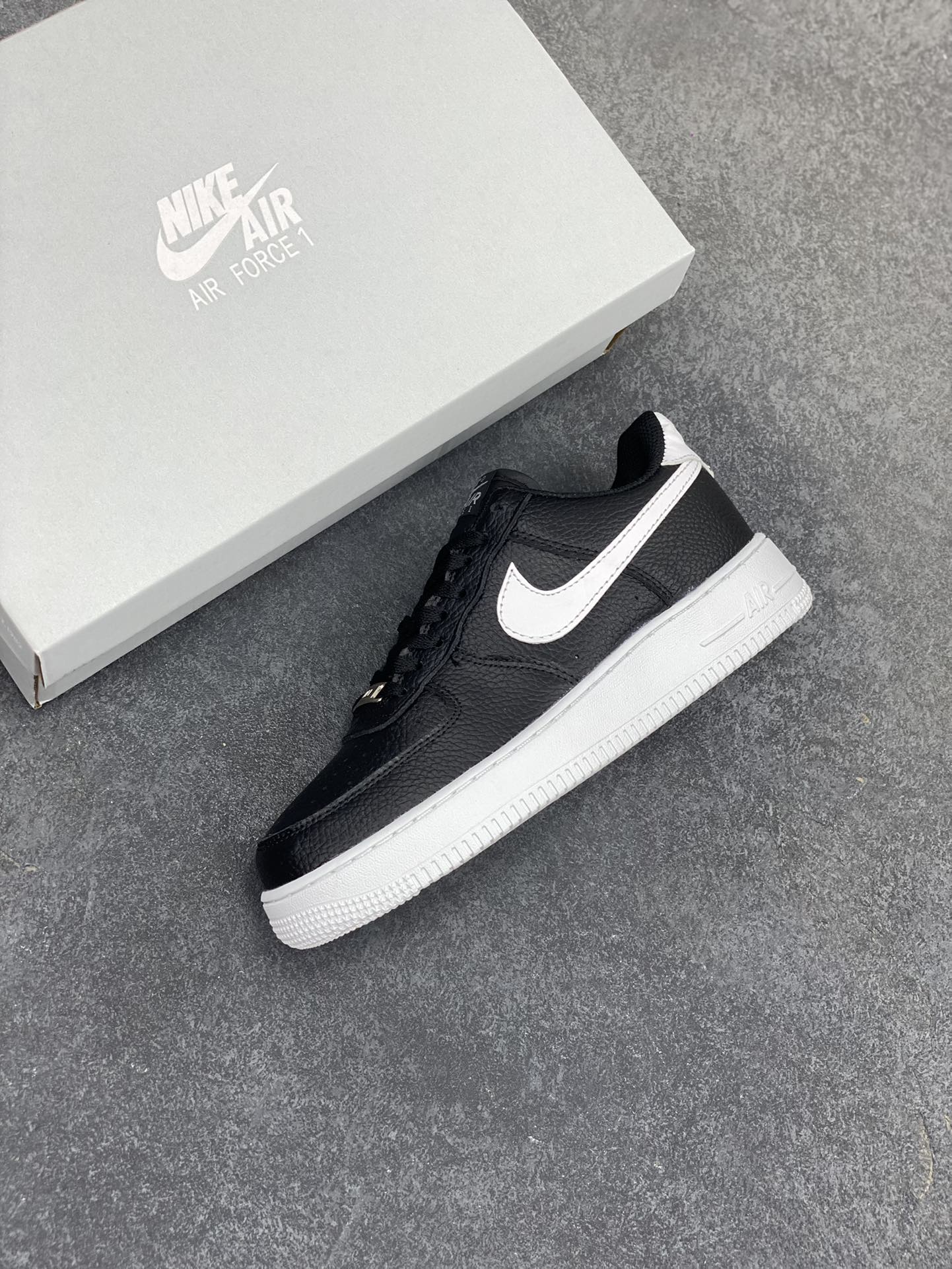 图片[7]-福利特价 Nike Air Force 1 Low \”Black and White\” 权志龙黑白 原楦头原纸板 打造纯正空军版型#专注外贸渠道 全掌内置蜂窝气垫 #原盒配件 原厂中底钢印、拉帮完美 货号：CT2302-002 尺码：36 36.5 37.5 38 38.5 39 40 40.5 41 42 42.5 43 44 44.5 45-选品中心