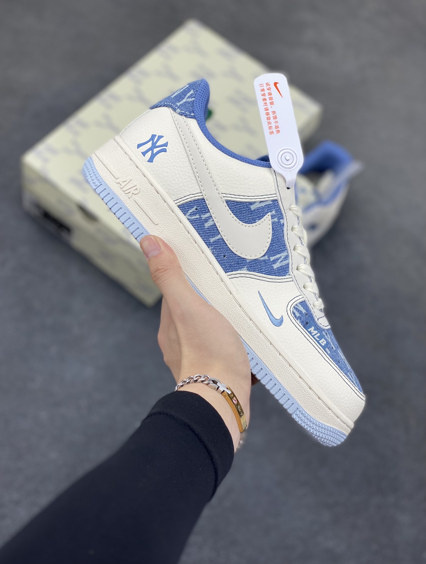 NIke Air Force 1 \’07 Low “MLB联名——白蓝”空军一号 低帮 运动鞋 休闲鞋 折边针车 工艺难度大 原楦头原纸板 原装鞋盒 定制五金配件 内置全掌气垫 原厂鞋底 货号:HS8068-015 尺码:36 36.5 37.5 38 38.5 39 40 40.5 41 42 42.5 43 44 44.5 45-选品中心