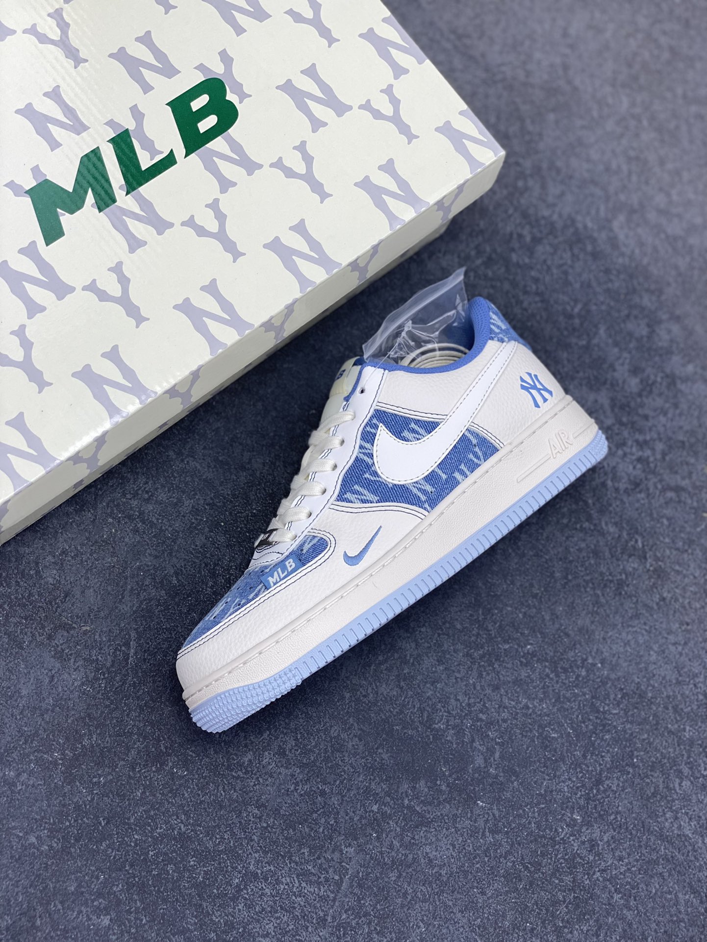 图片[7]-NIke Air Force 1 \’07 Low “MLB联名——白蓝”空军一号 低帮 运动鞋 休闲鞋 折边针车 工艺难度大 原楦头原纸板 原装鞋盒 定制五金配件 内置全掌气垫 原厂鞋底 货号：HS8068-015 尺码：36 36.5 37.5 38 38.5 39 40 40.5 41 42 42.5 43 44 44.5 45-选品中心