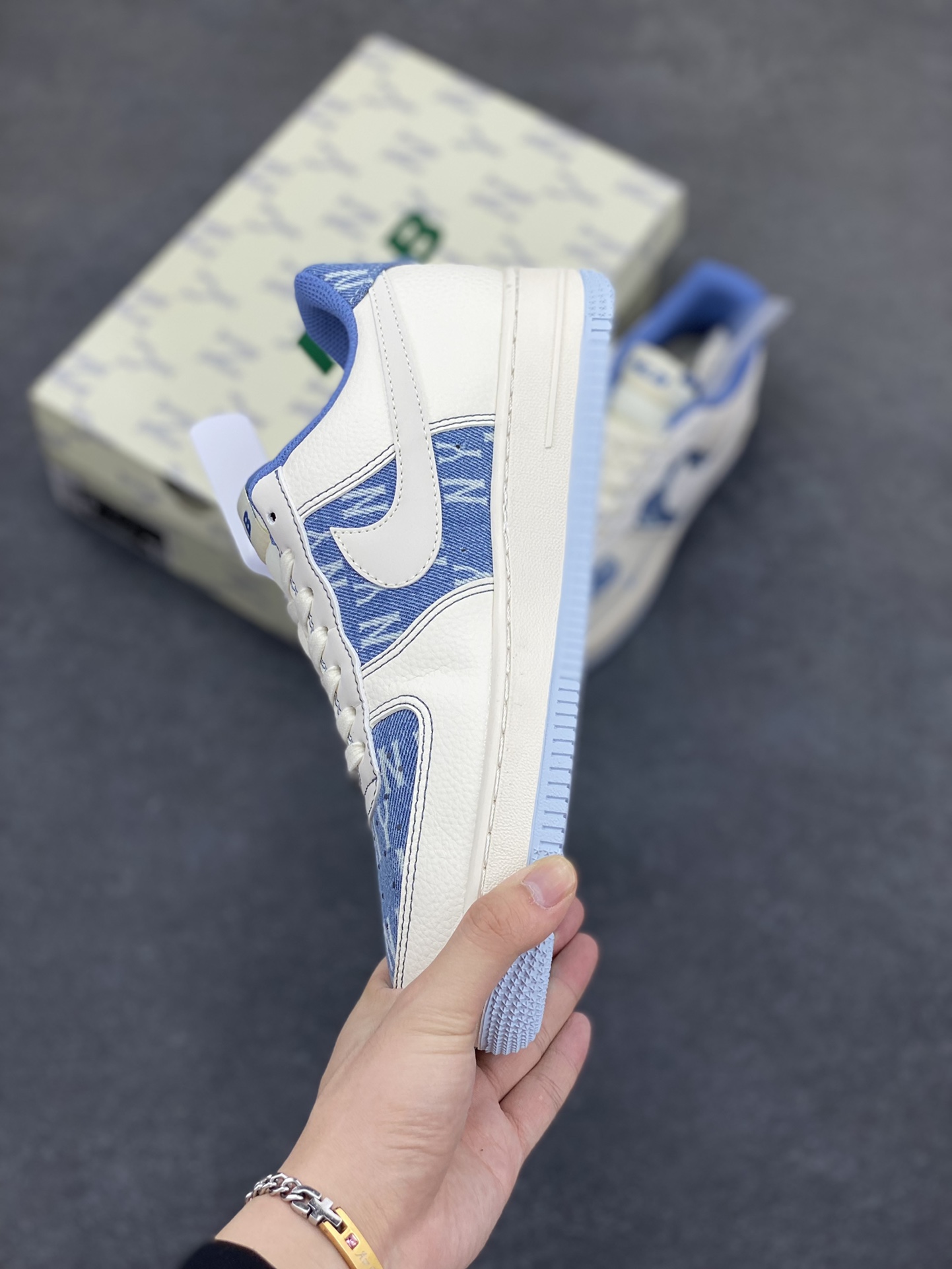 图片[3]-NIke Air Force 1 \’07 Low “MLB联名——白蓝”空军一号 低帮 运动鞋 休闲鞋 折边针车 工艺难度大 原楦头原纸板 原装鞋盒 定制五金配件 内置全掌气垫 原厂鞋底 货号：HS8068-015 尺码：36 36.5 37.5 38 38.5 39 40 40.5 41 42 42.5 43 44 44.5 45-选品中心