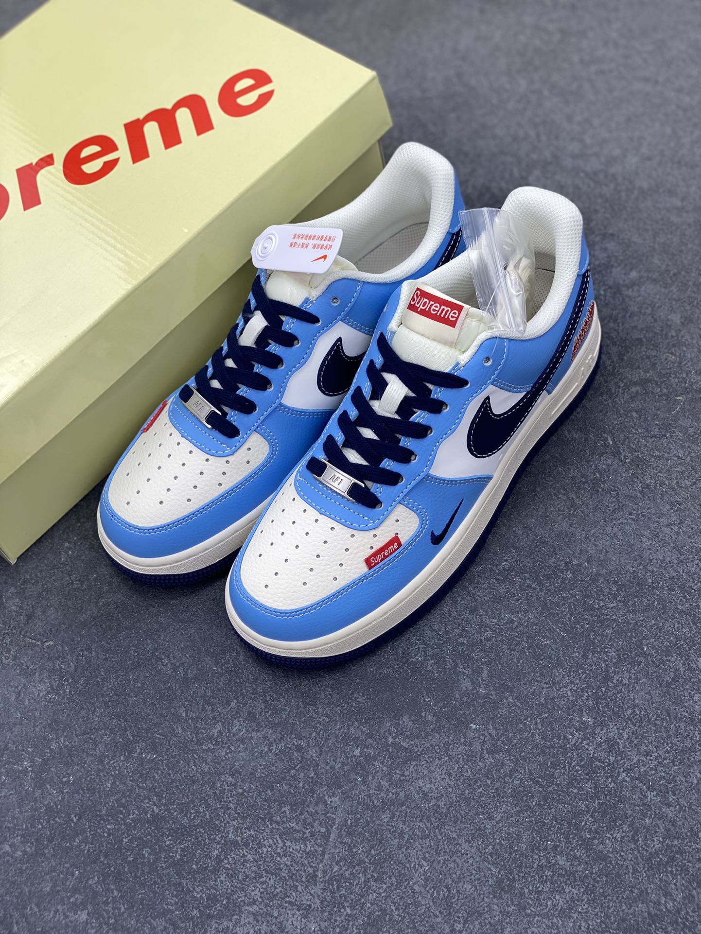 图片[8]-NIke Air Force 1 \’07 Low “suprem联名——白蓝黑”空军一号 低帮 运动鞋 休闲鞋 折边针车 工艺难度大 原楦头原纸板 原装鞋盒 定制五金配件 内置全掌气垫 原厂鞋底 货号：HS8068-020 尺码：36 36.5 37.5 38 38.5 39 40 40.5 41 42 42.5 43 44 44.5 45-选品中心