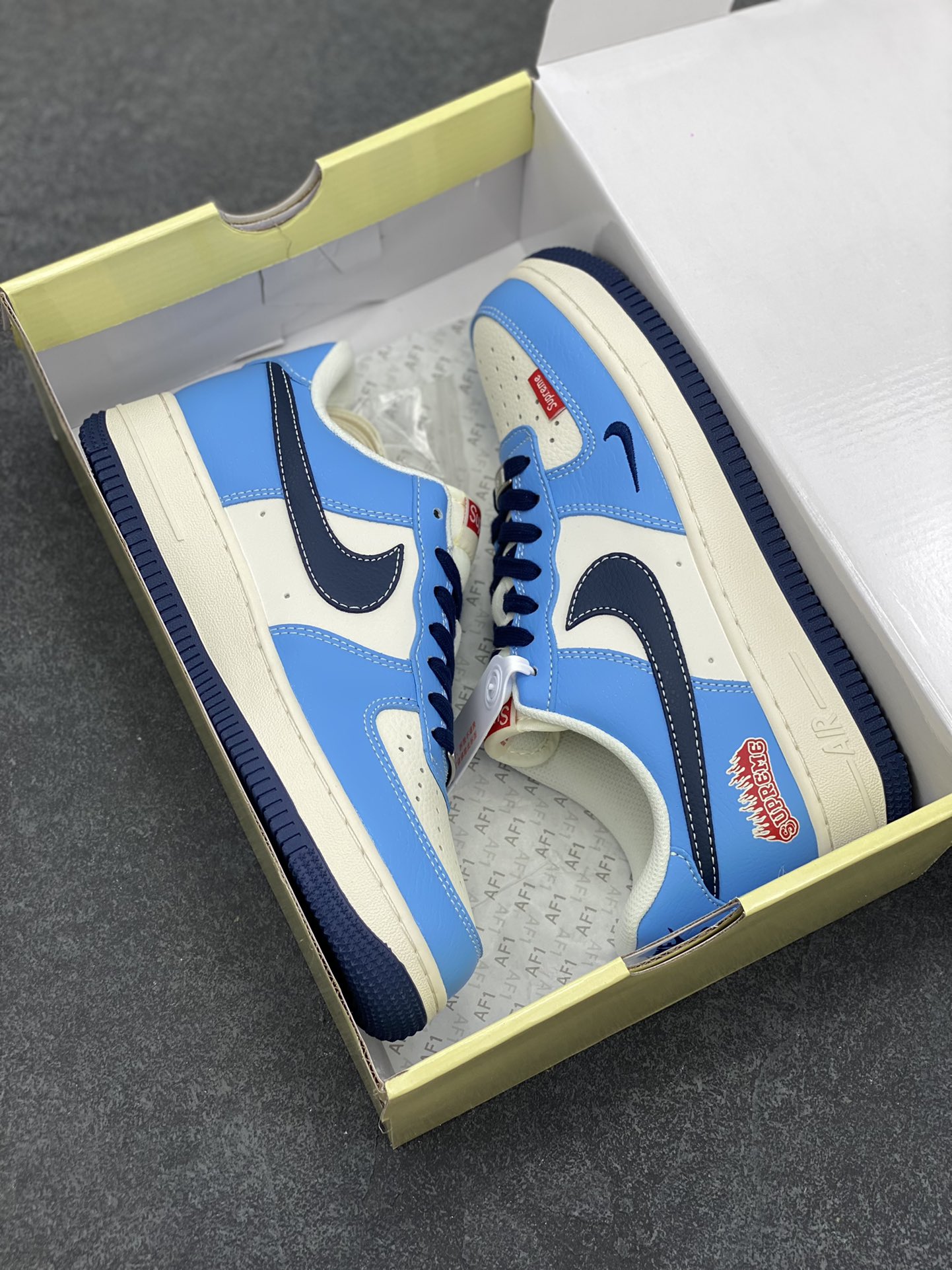 图片[9]-NIke Air Force 1 \’07 Low “suprem联名——白蓝黑”空军一号 低帮 运动鞋 休闲鞋 折边针车 工艺难度大 原楦头原纸板 原装鞋盒 定制五金配件 内置全掌气垫 原厂鞋底 货号：HS8068-020 尺码：36 36.5 37.5 38 38.5 39 40 40.5 41 42 42.5 43 44 44.5 45-选品中心